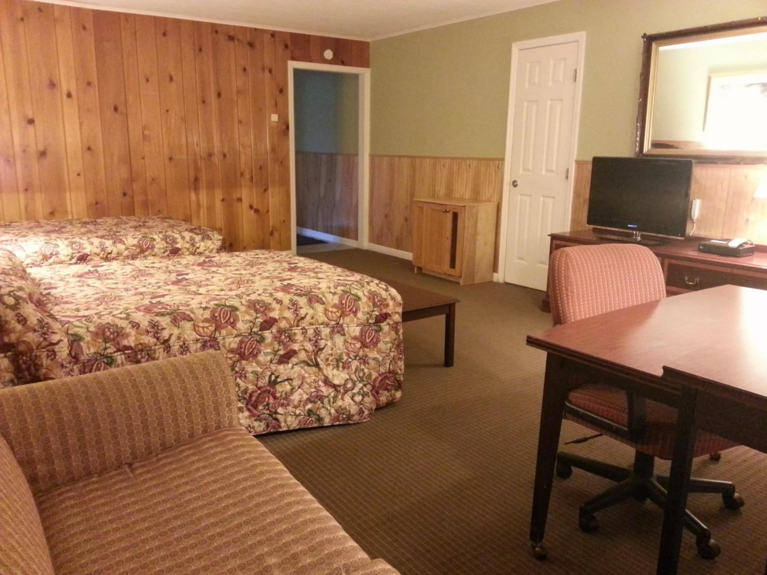Photo of the whole room, Bed in Heidi's Inn