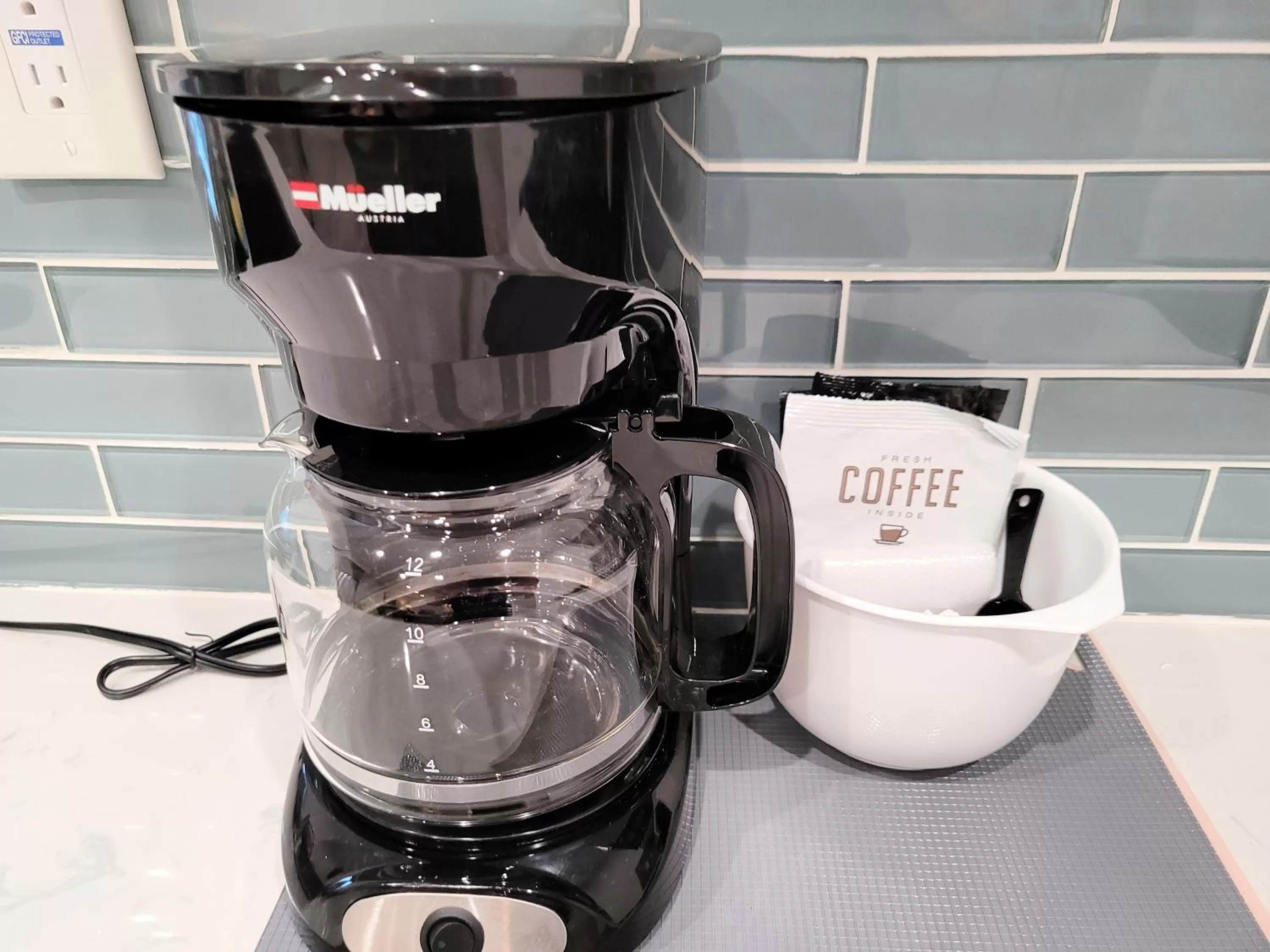 Coffee/tea facilities in Hollywood Homes minutes to everything SPACIOUS AND FREE PARKING