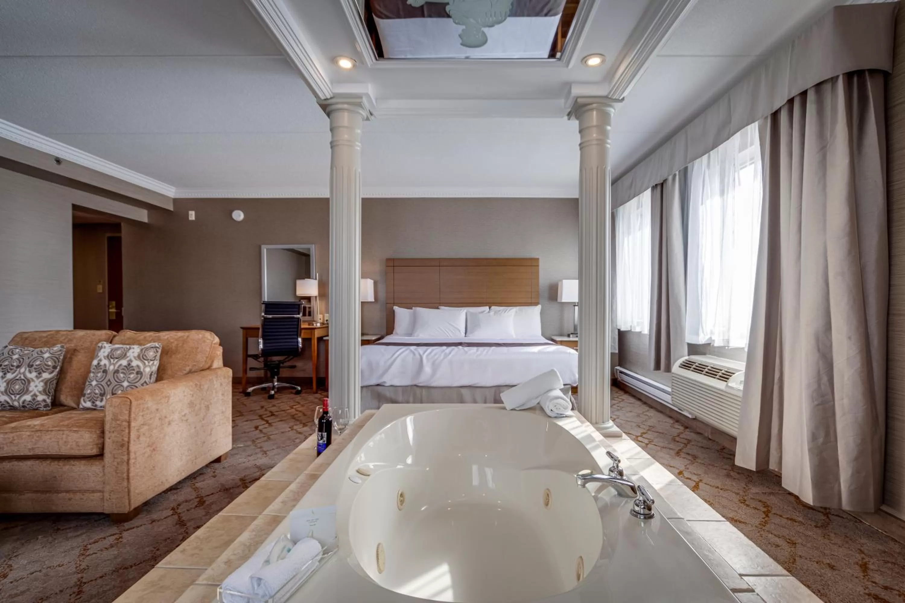 Bed in Monte Carlo Inn Vaughan Suites