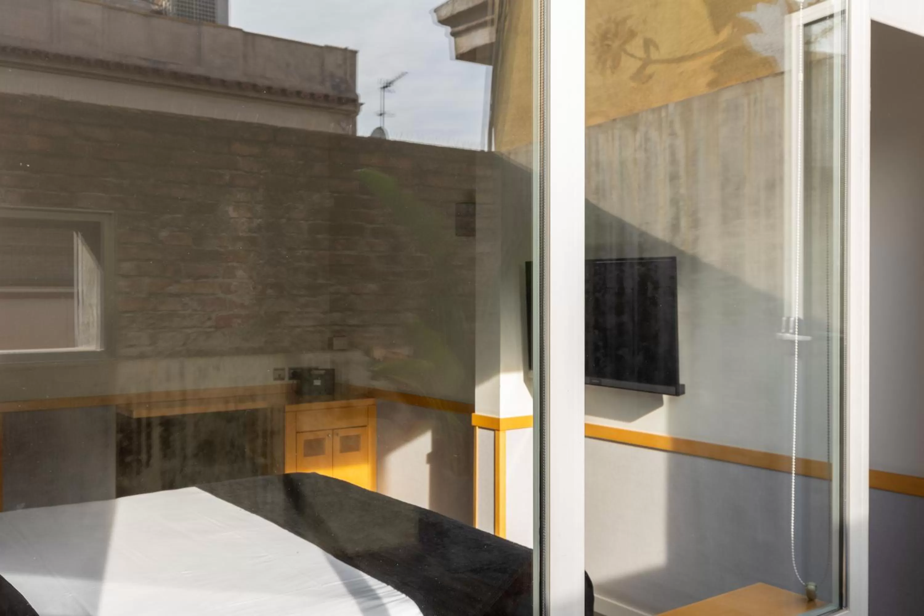 Photo of the whole room, Bed in Onix Liceo