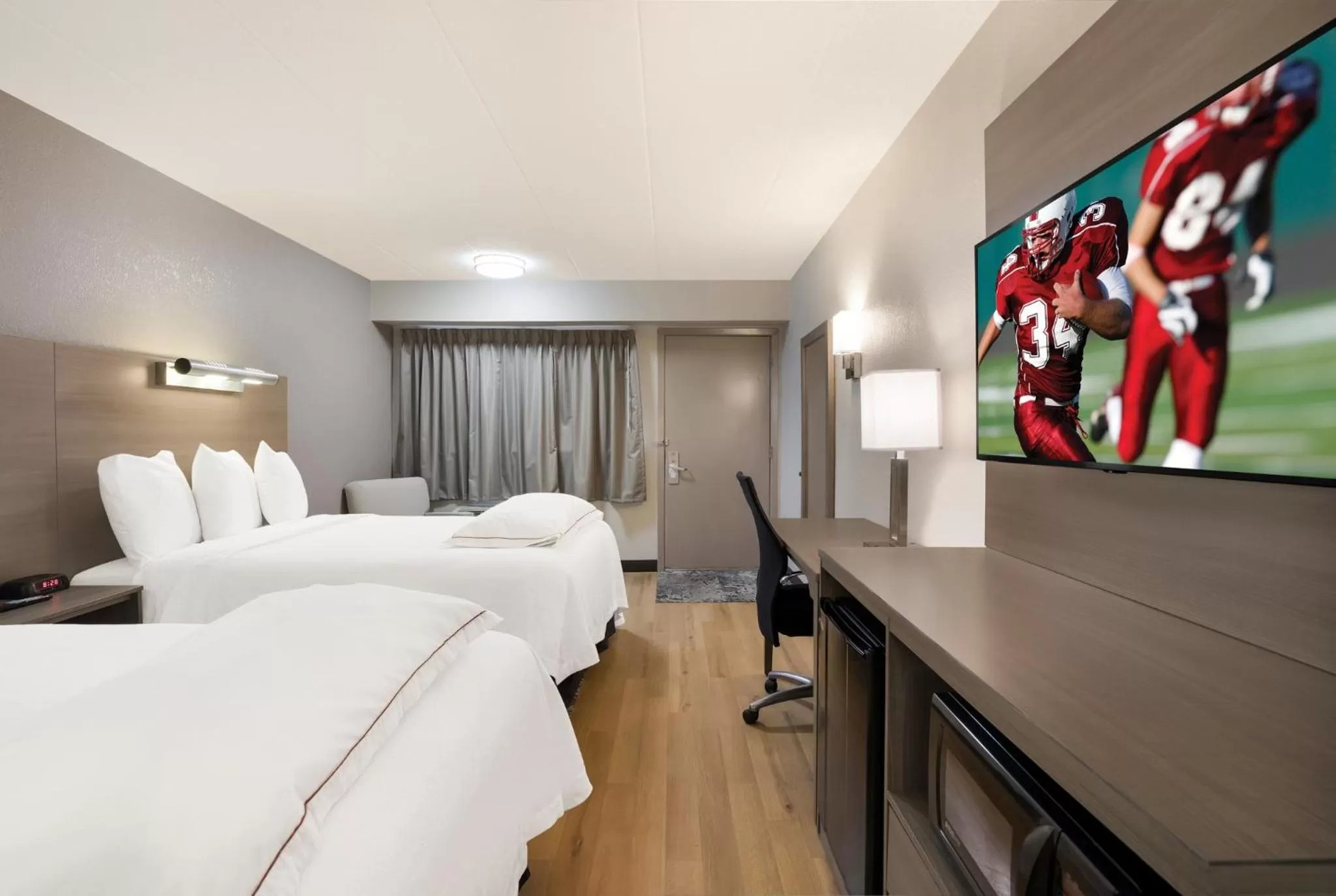 Photo of the whole room, Bed in Red Roof Inn PLUS+ Chicago - Naperville