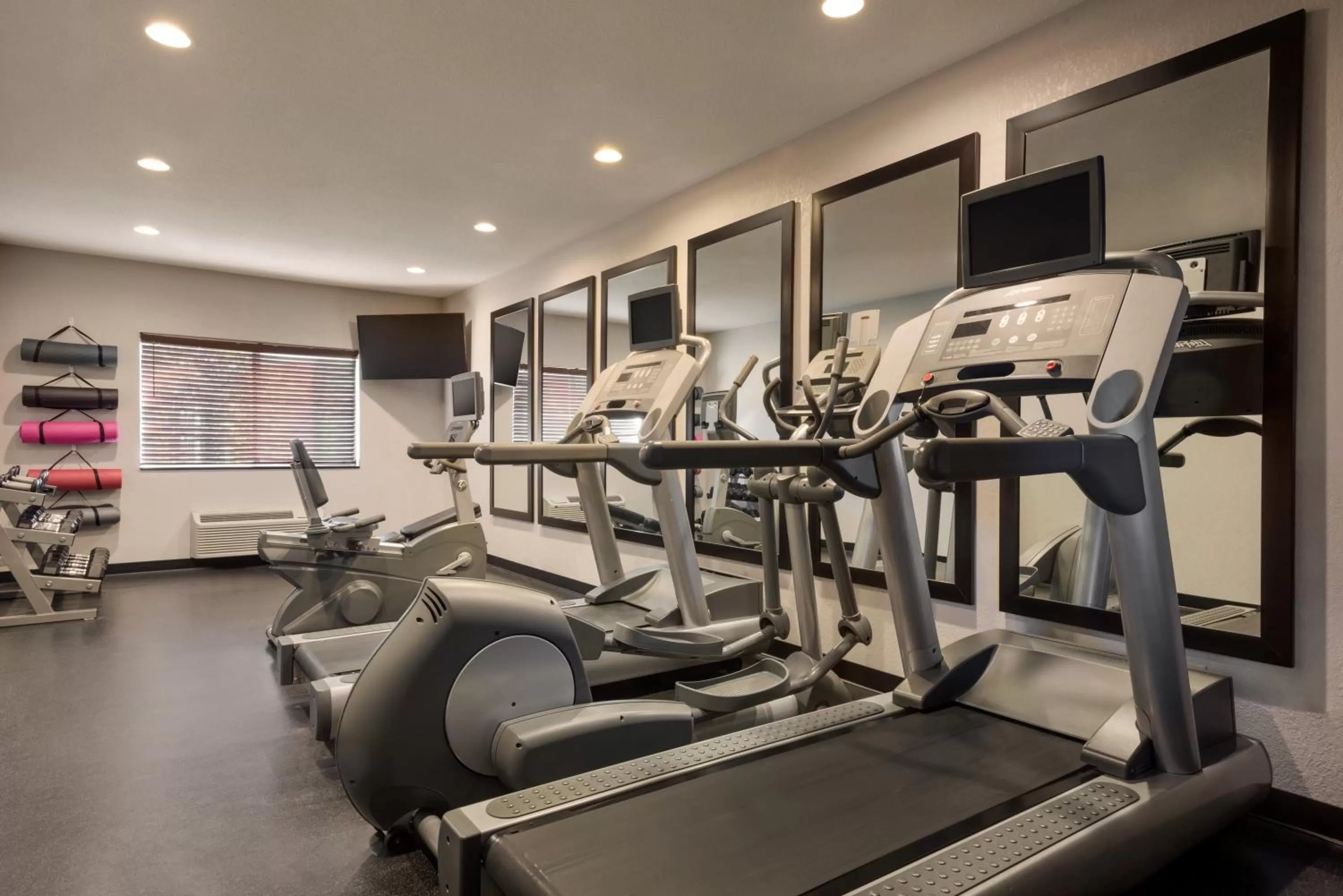 Fitness centre/facilities in Country Inn & Suites by Radisson, Brookings