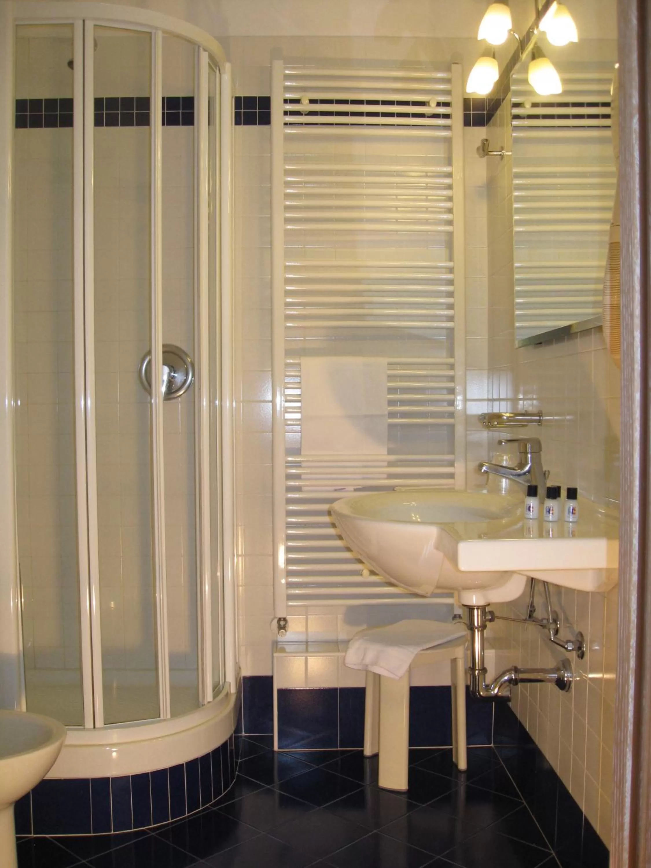 Bathroom in Cardano Hotel Malpensa