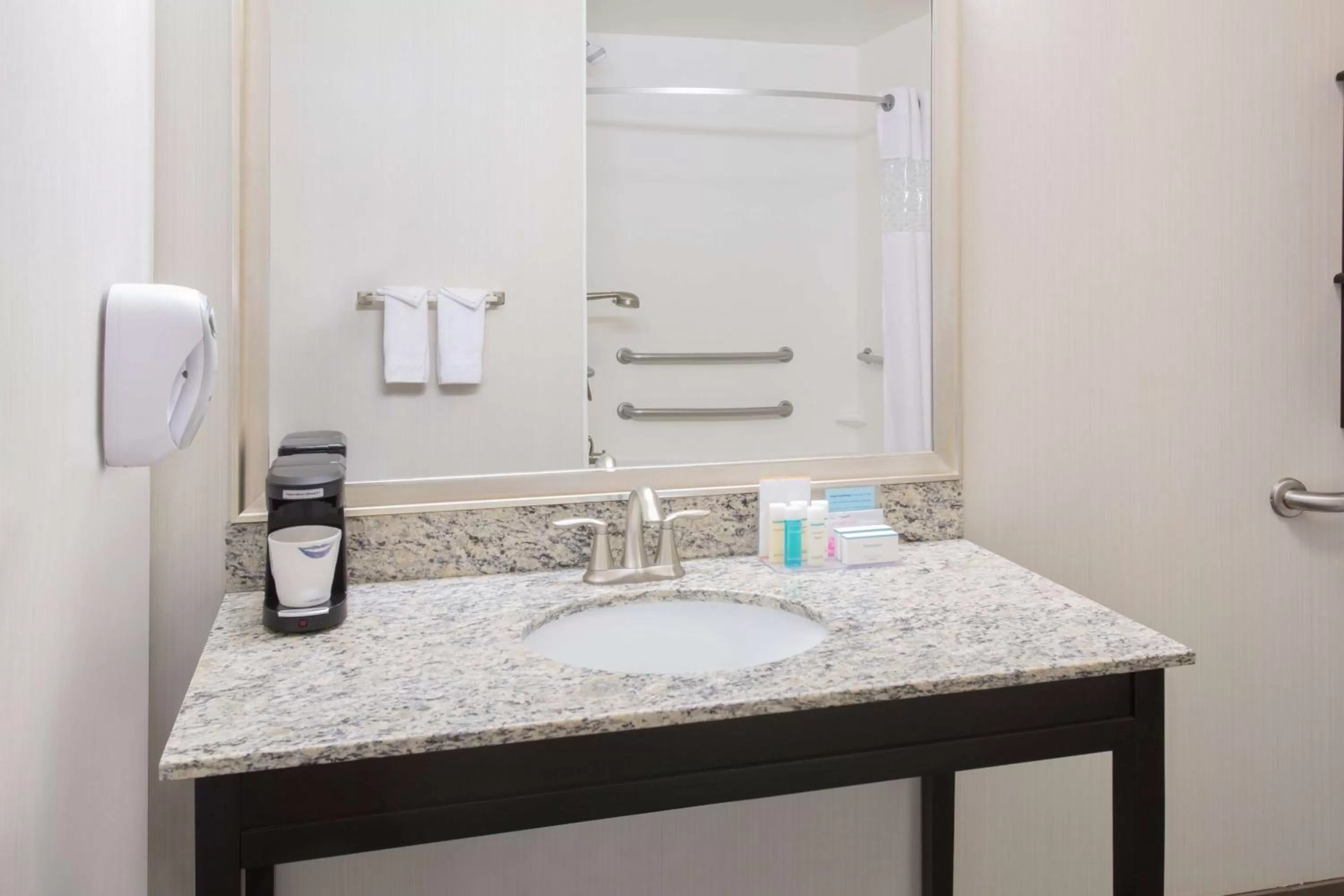 Bed in Hampton Inn & Suites Denver Airport / Gateway Park