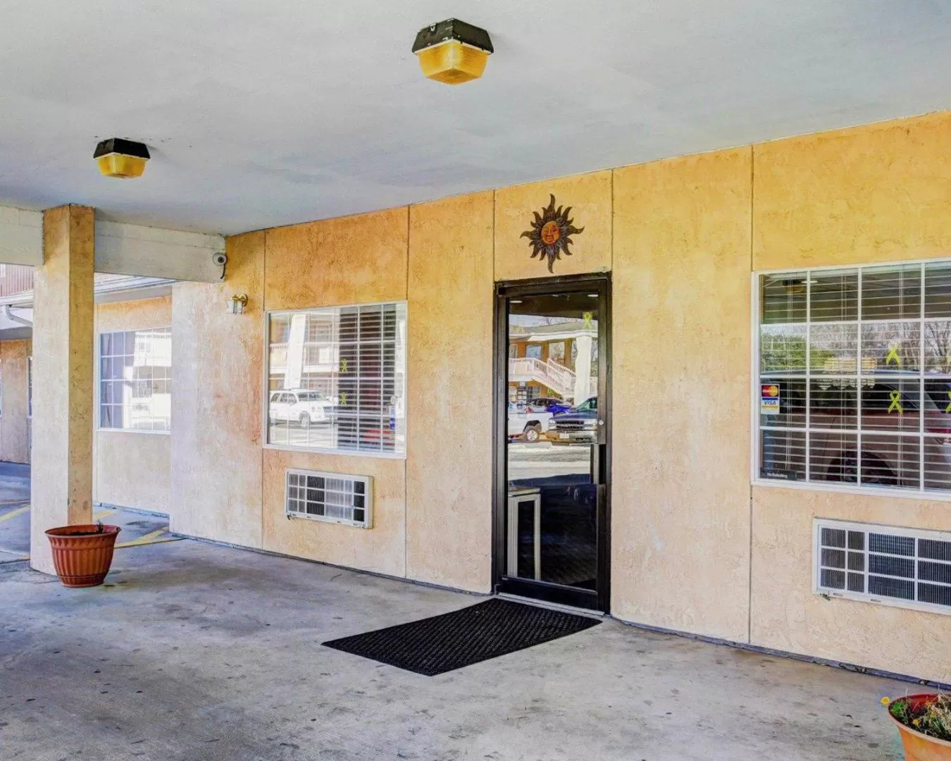 Facade/entrance in Nites Inn