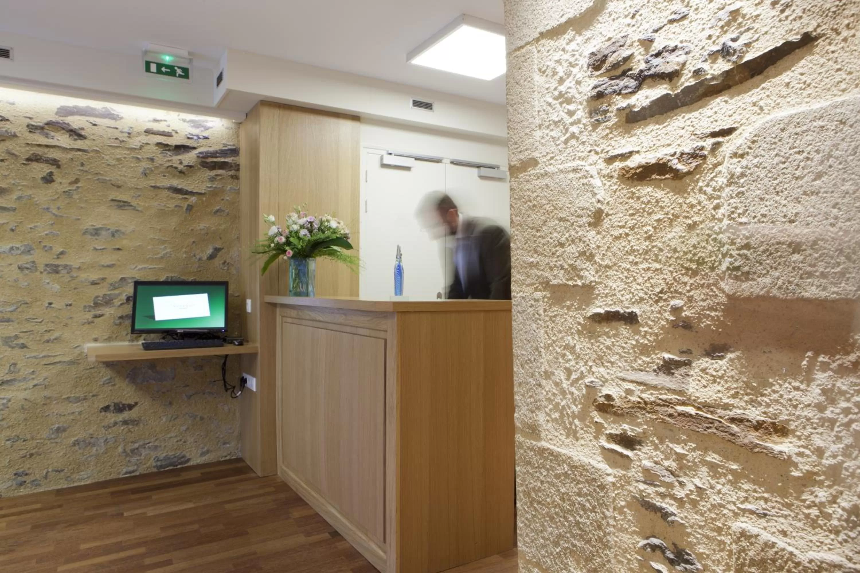 Lobby or reception in Logis Hôtel Duquesne