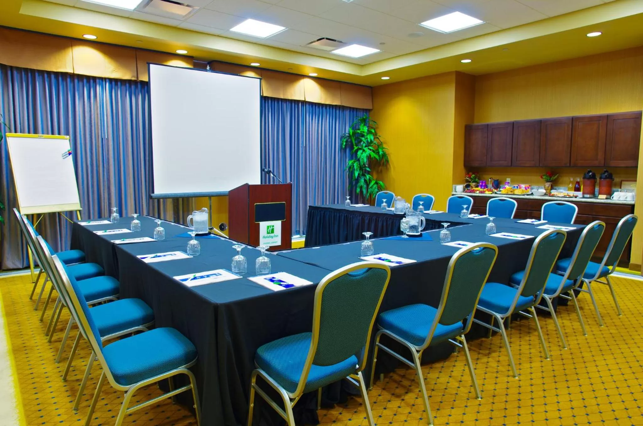 Meeting/conference room in Holiday Inn & Suites Phoenix Airport by IHG