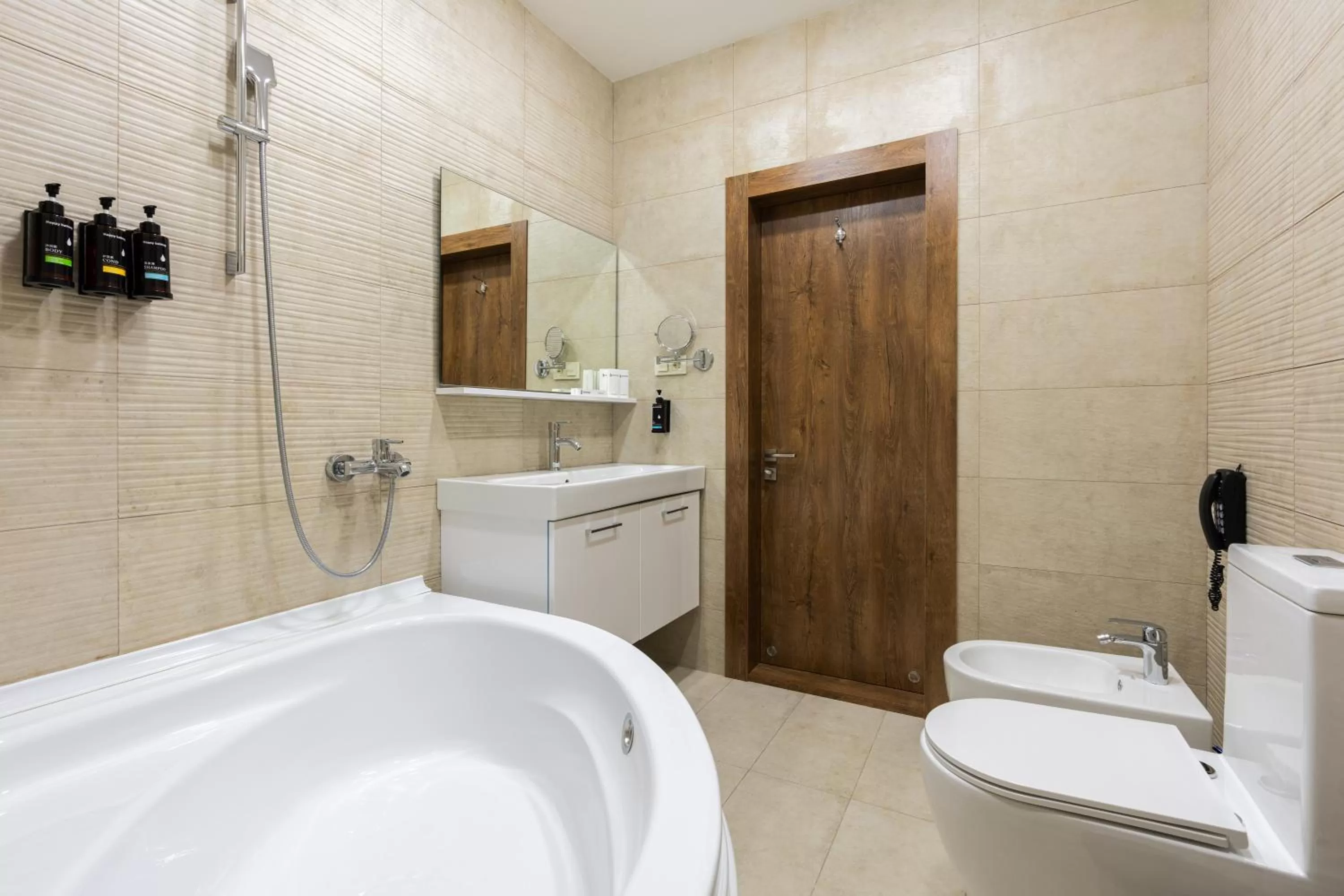 Shower in Shamsan Airport Hotel