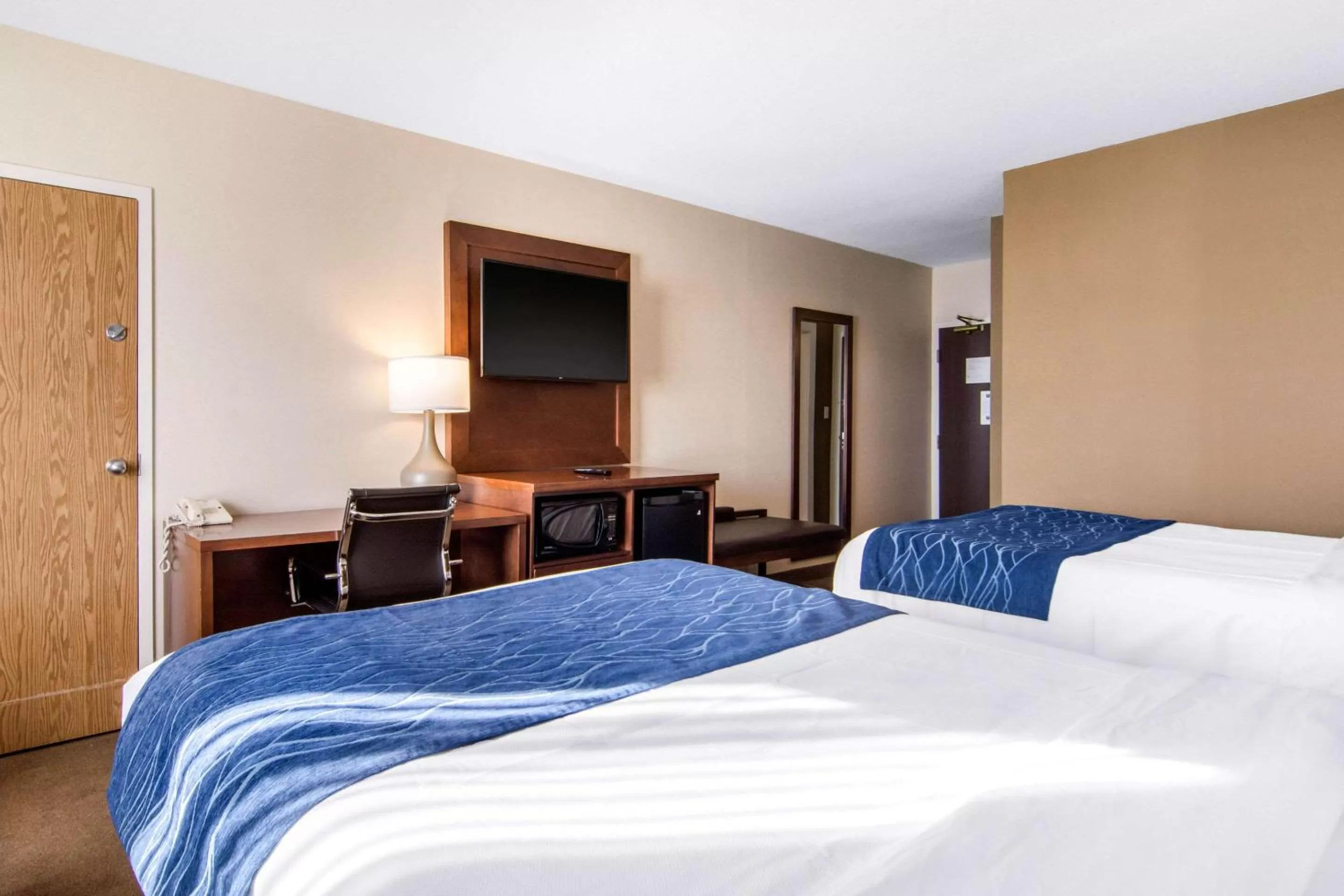 Photo of the whole room, Bed in Comfort Inn & Suites