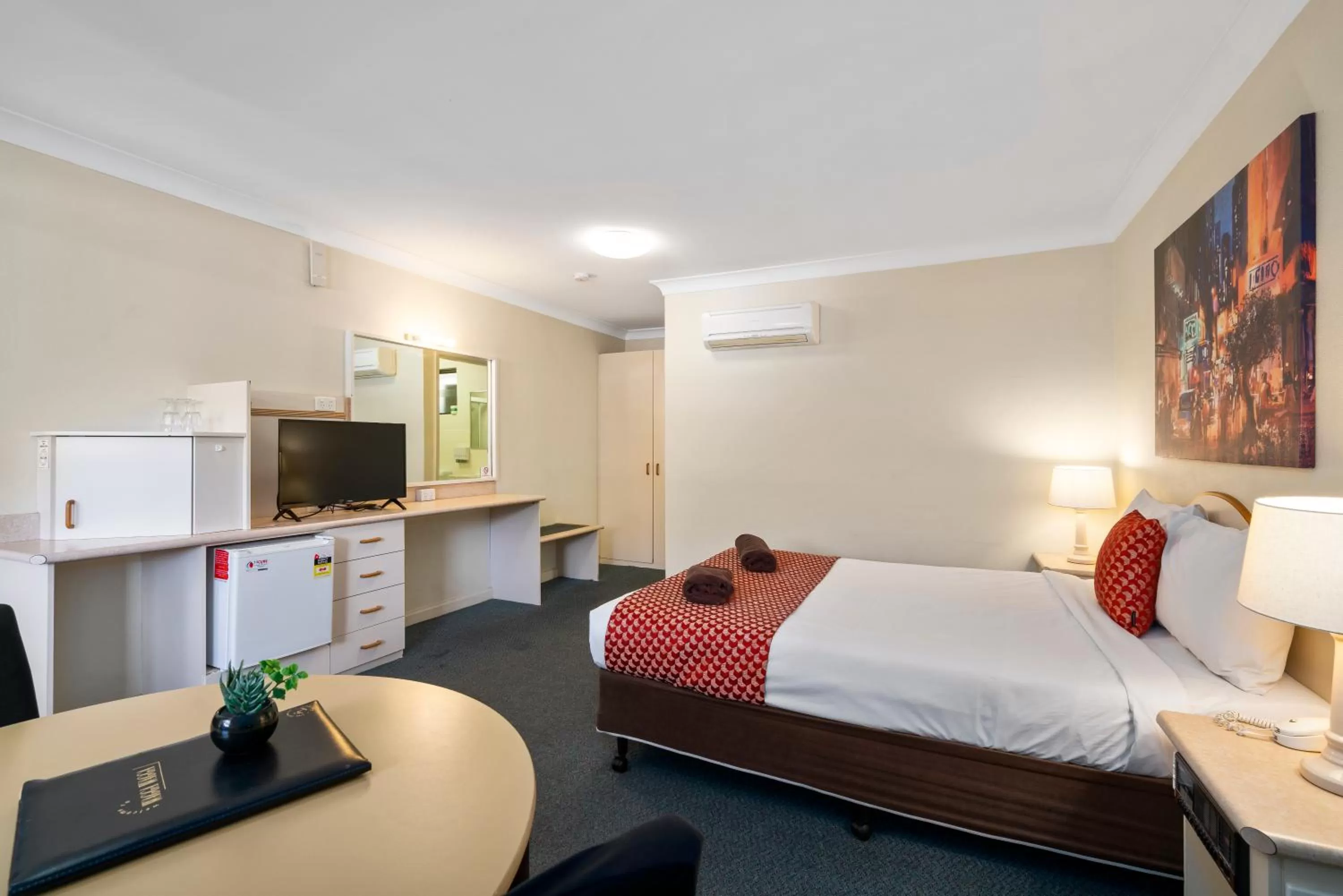 Bed in Garden City Motor Inn