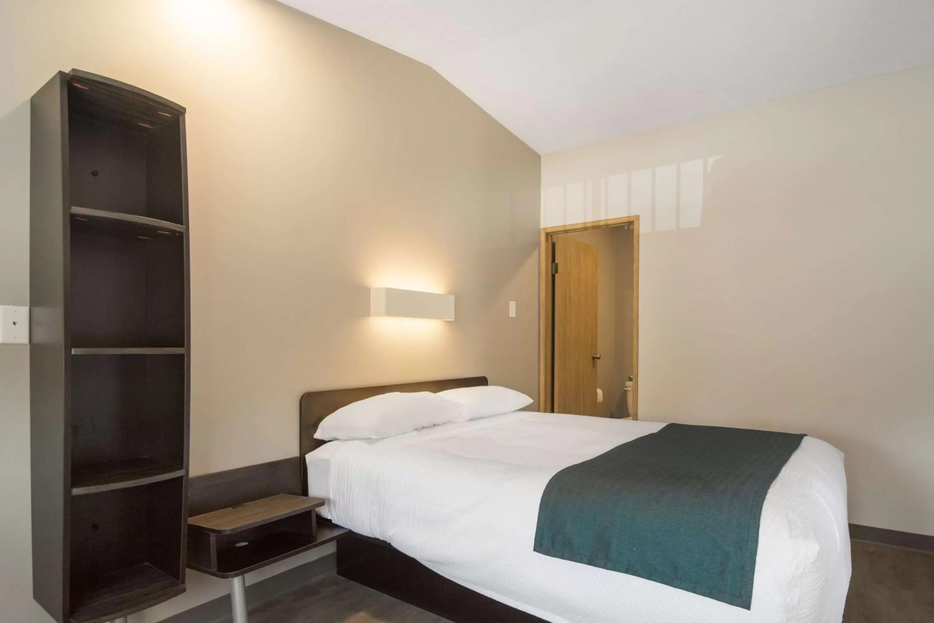 Photo of the whole room, Bed in Motel 6-Saanichton, BC - Victoria Airport