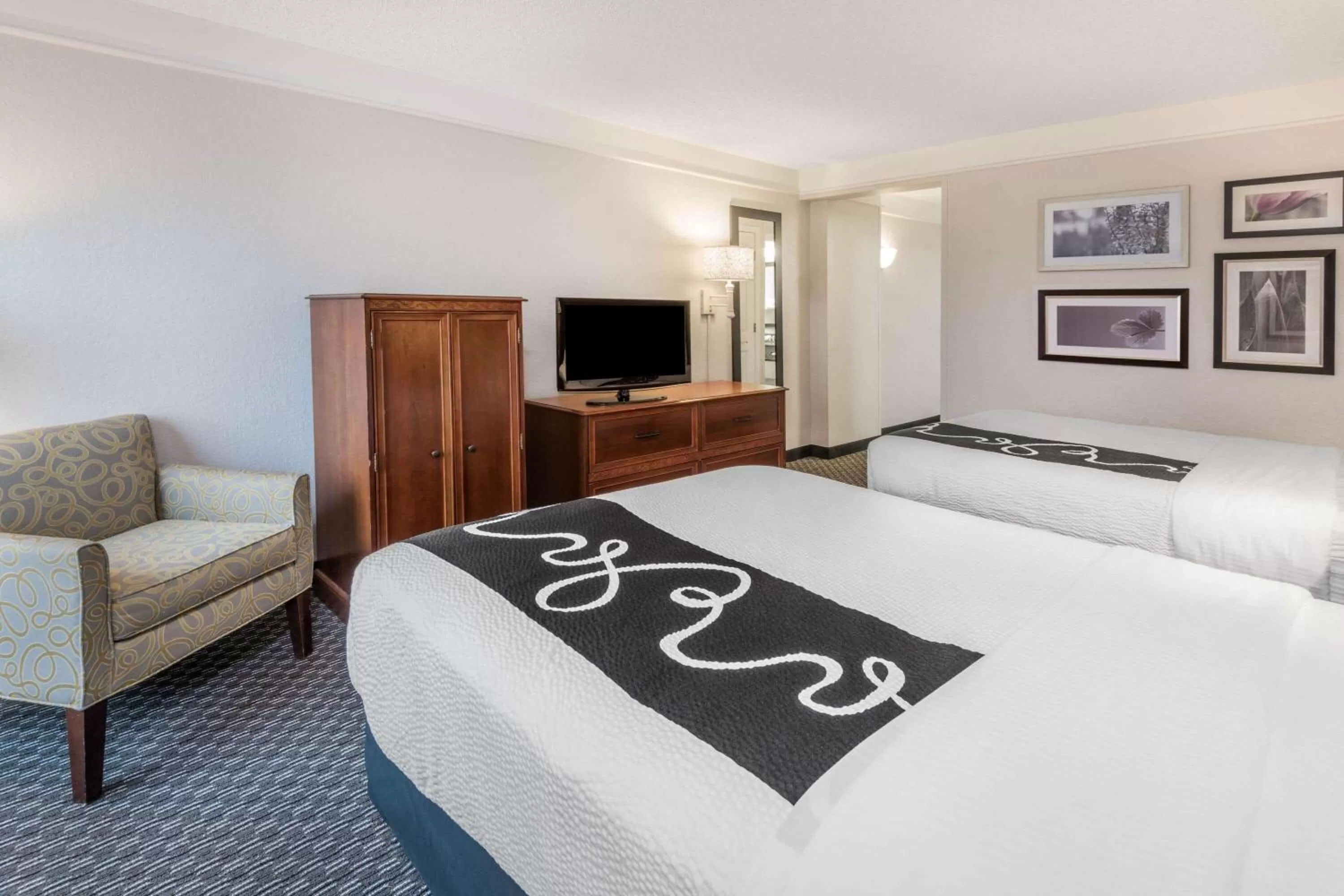 Photo of the whole room, Bed in La Quinta Inn & Suites by Wyndham San Antonio Riverwalk