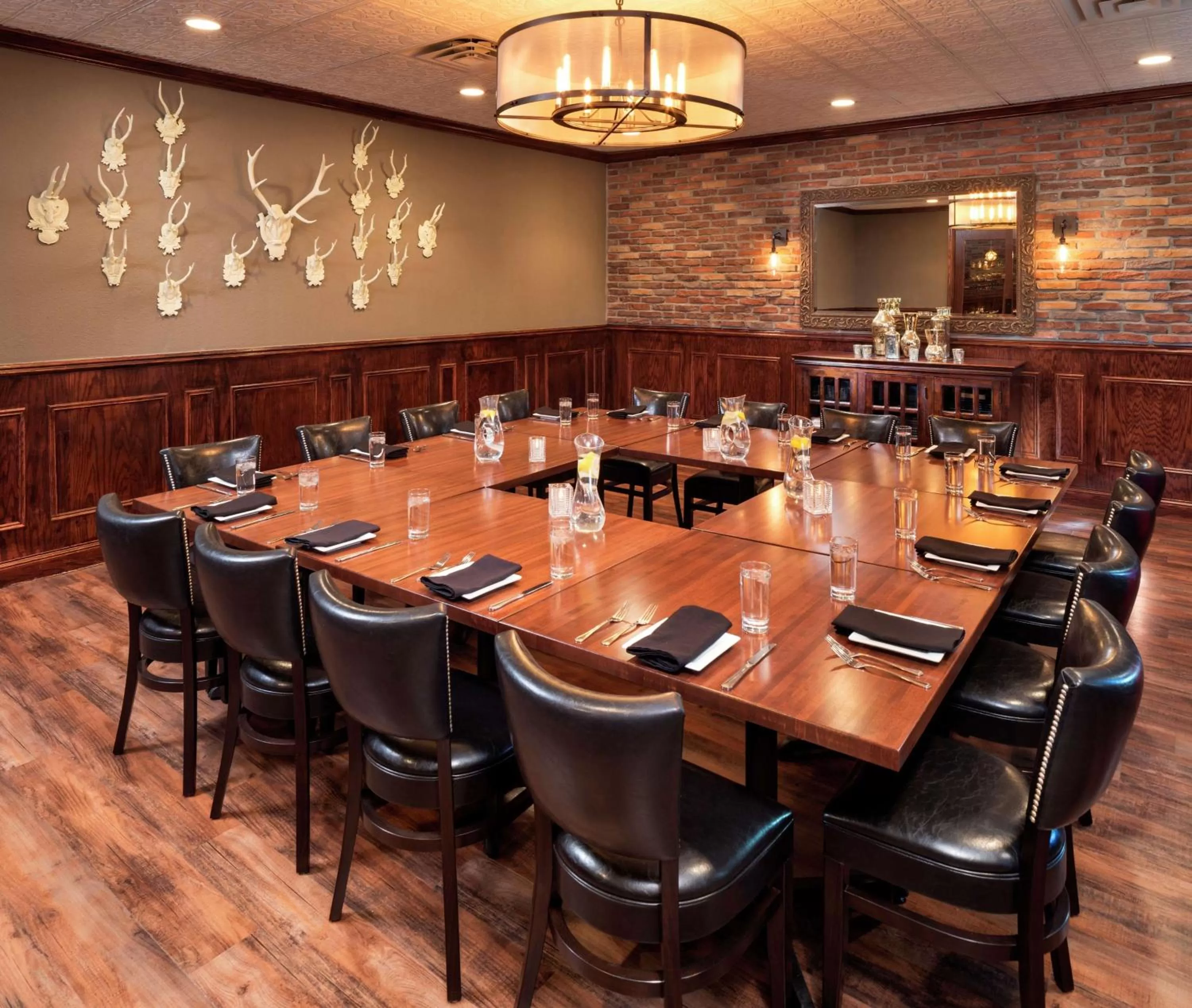 Restaurant/places to eat in DoubleTree by Hilton Roseville Minneapolis