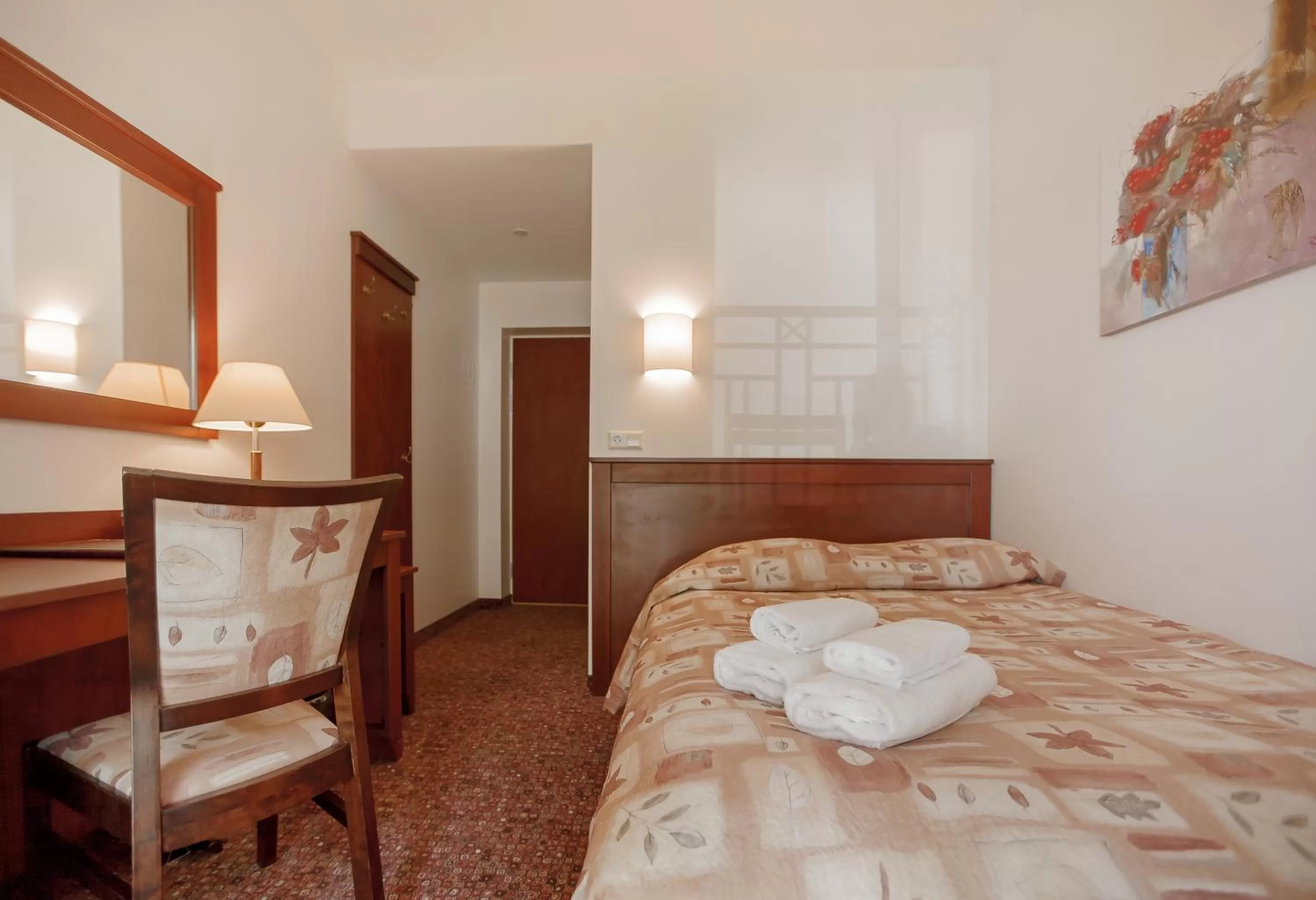 Photo of the whole room, Bed in Regina