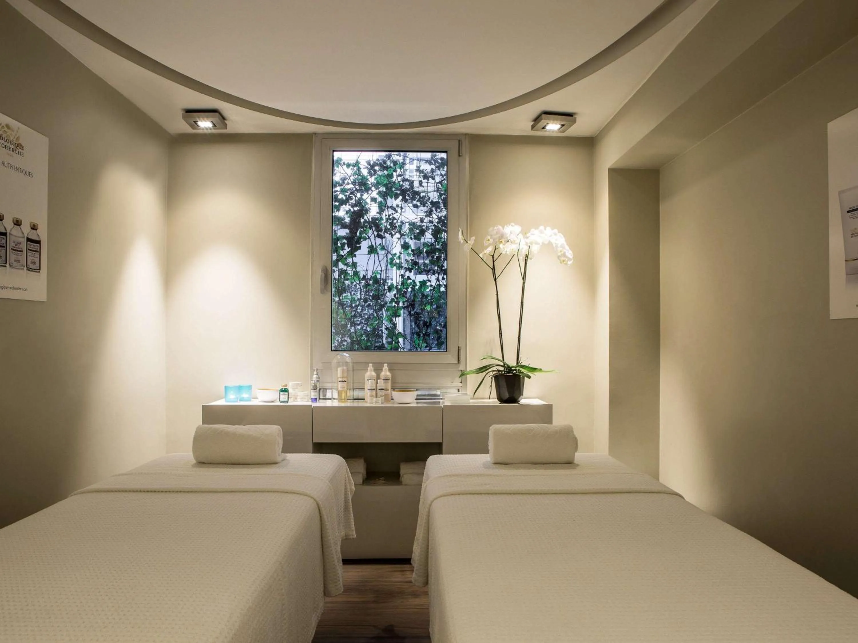 Property building, Bed in Sofitel Lyon Bellecour