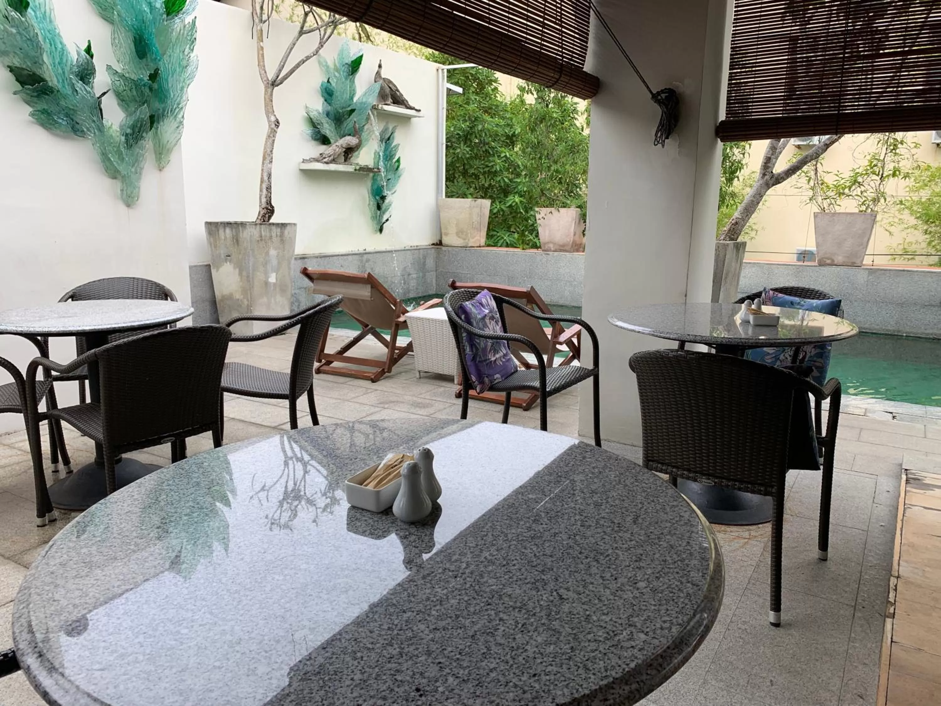 Breakfast in Muntri Grove