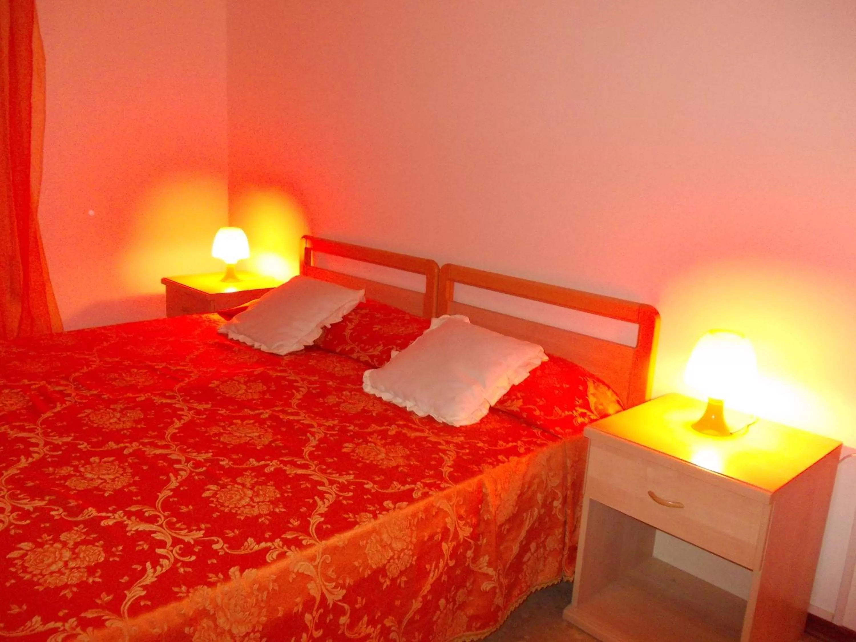 Decorative detail, Bed in Travellers Lodge B&B