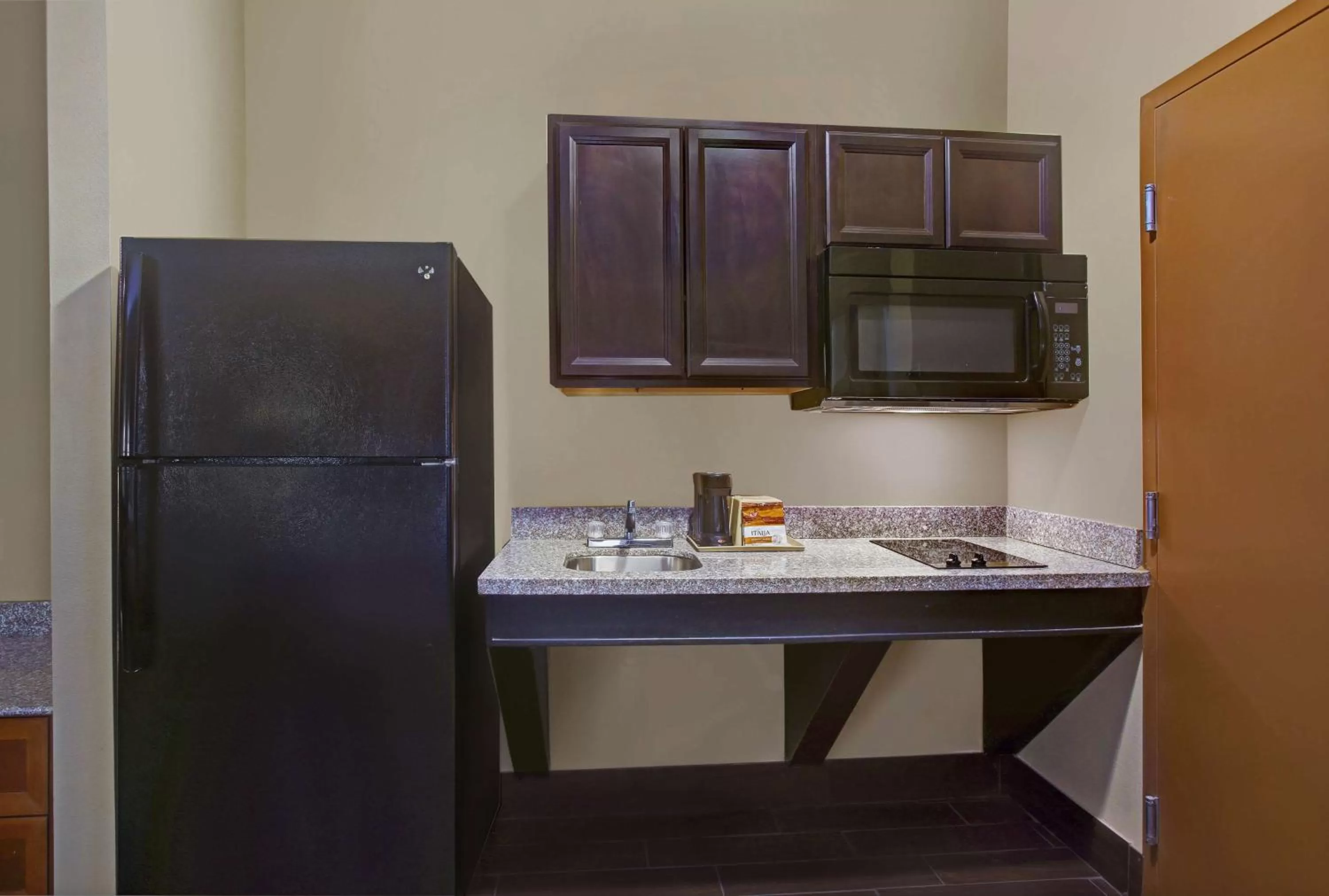 Photo of the whole room in Studio 6 Odessa, Tx