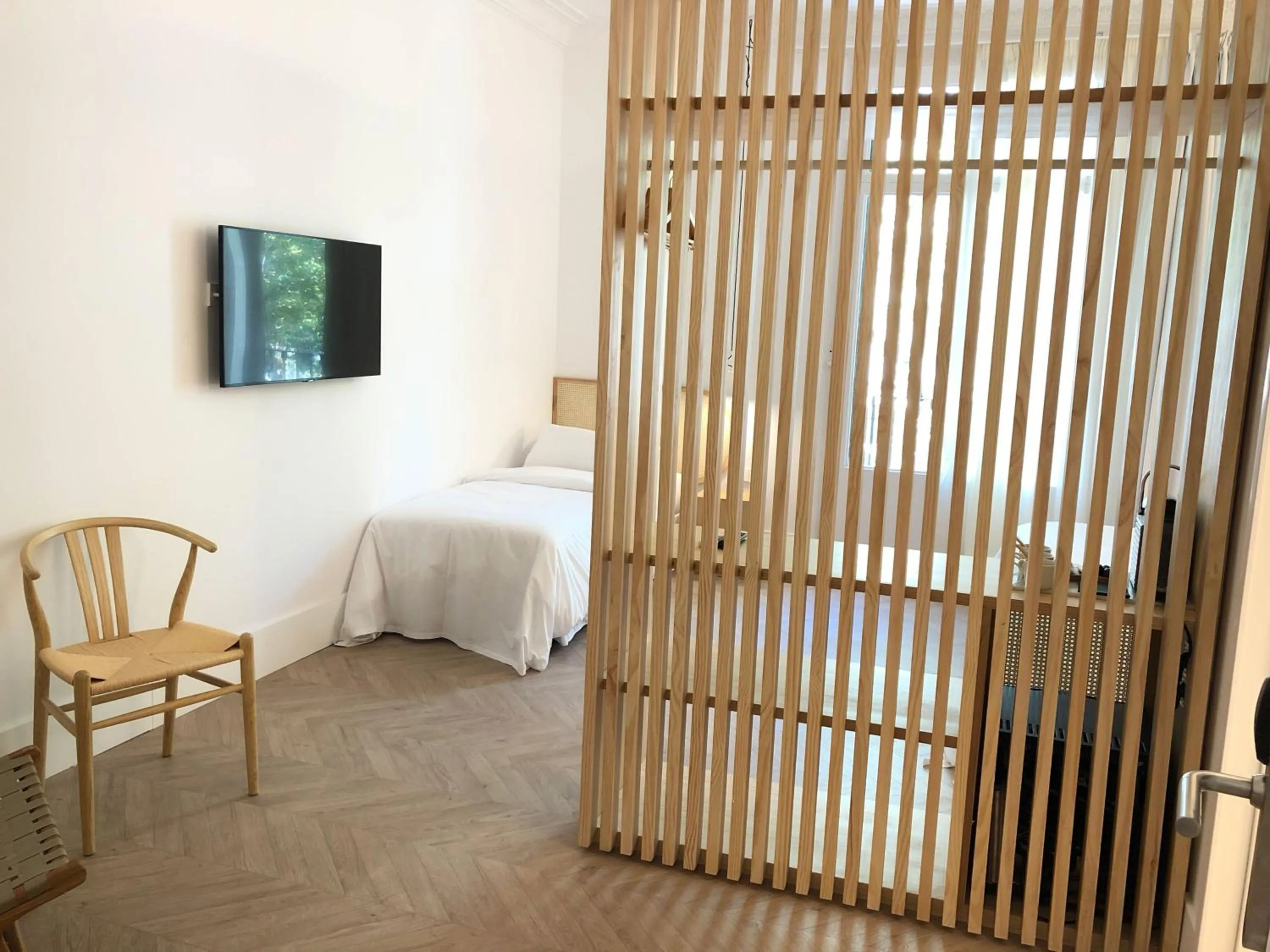 Photo of the whole room, Bed in The MO House