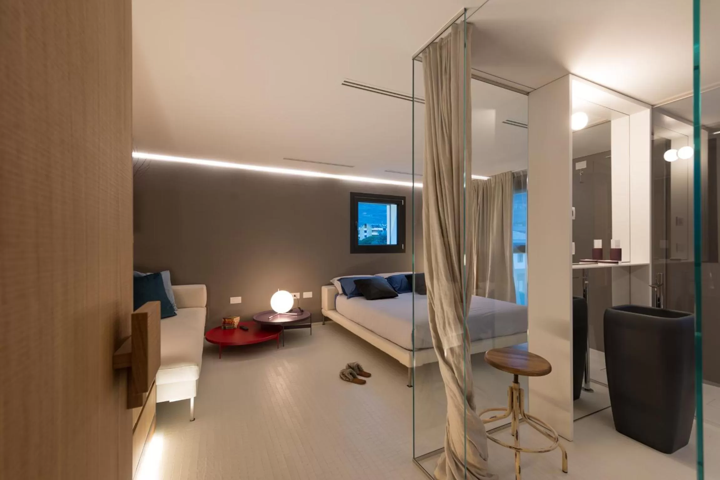 Photo of the whole room, Bed in Locanda Black and White Sondrio