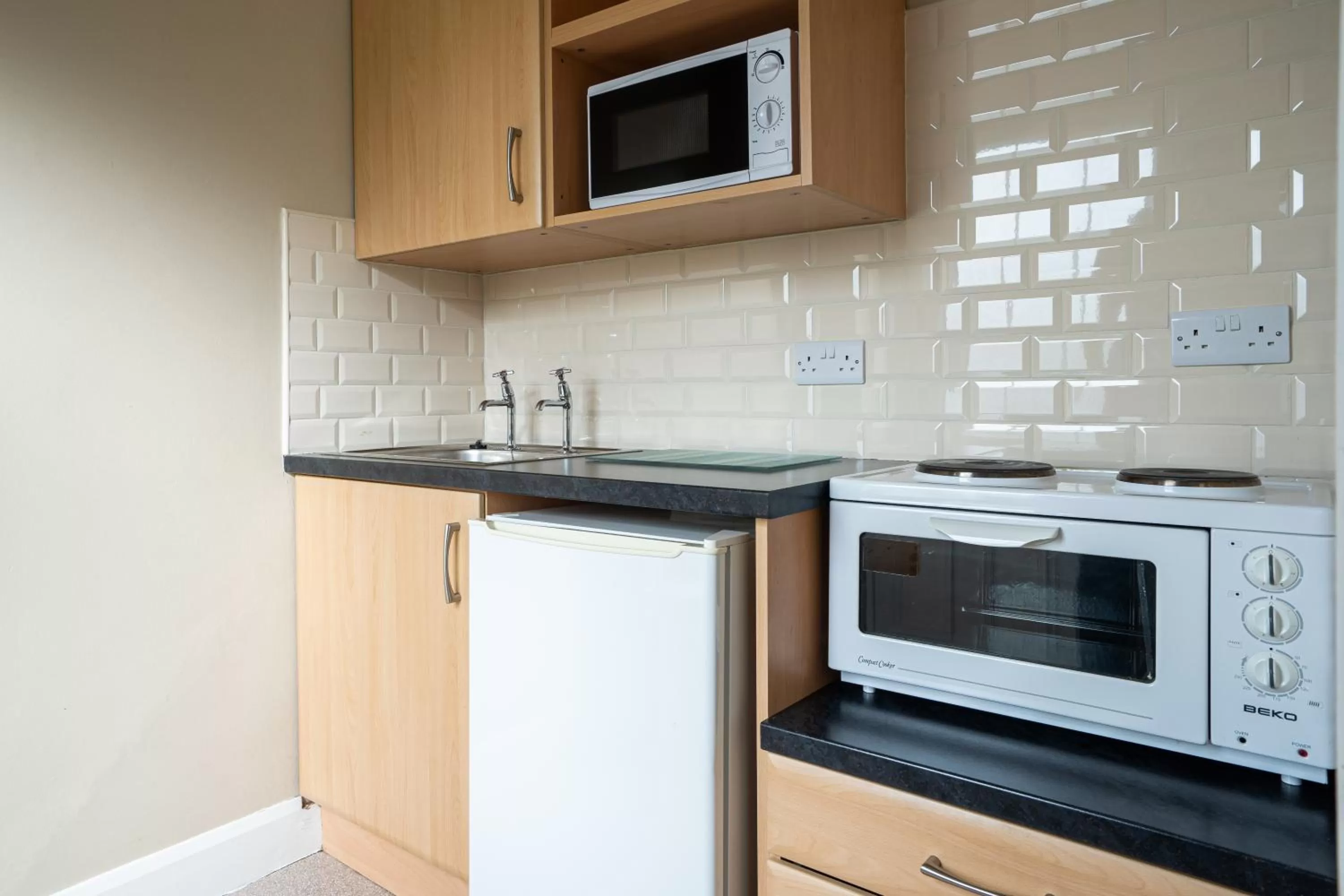 Kitchen or kitchenette in Belmore Court & Motel