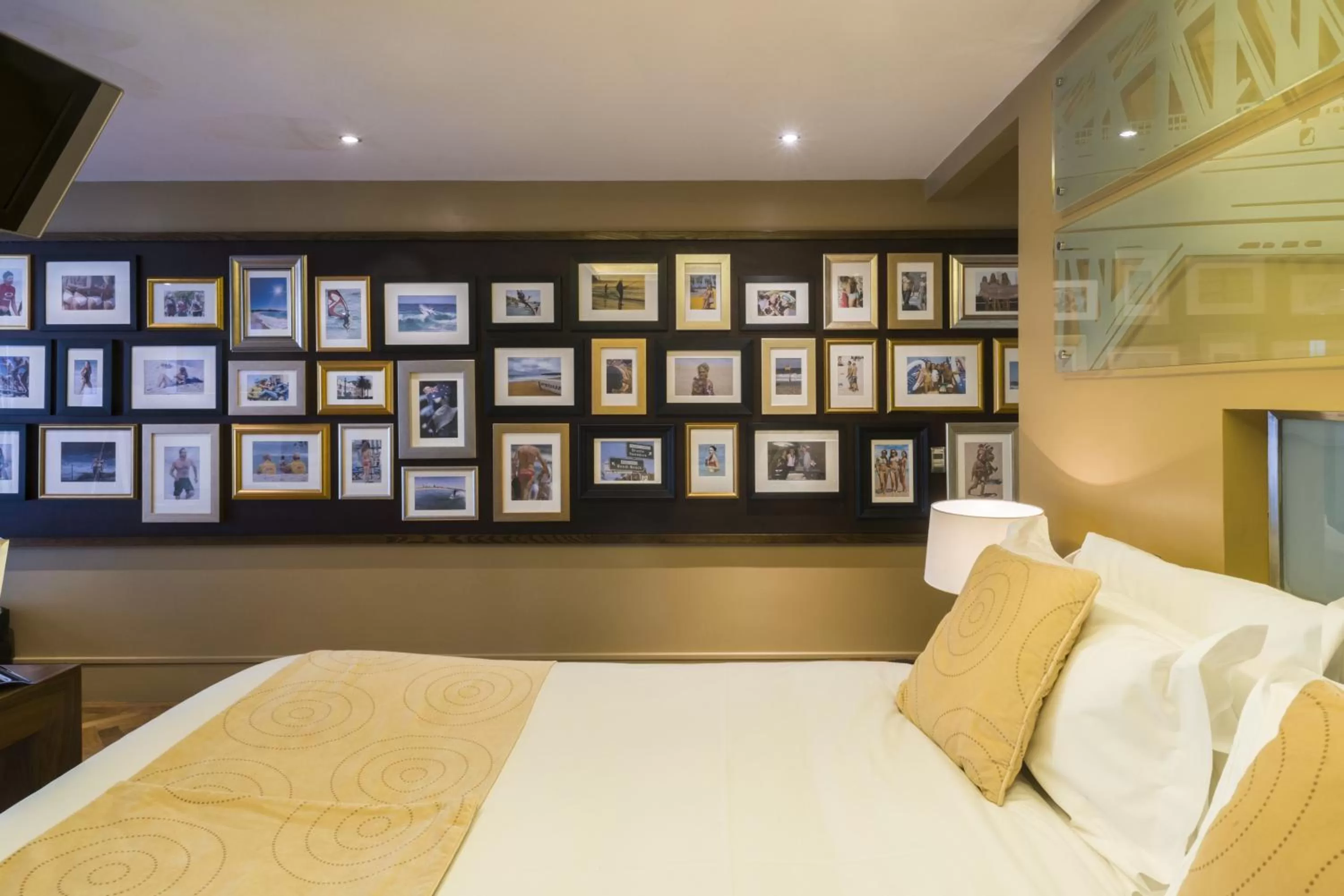 Photo of the whole room, Bed in Le Monde Hotel