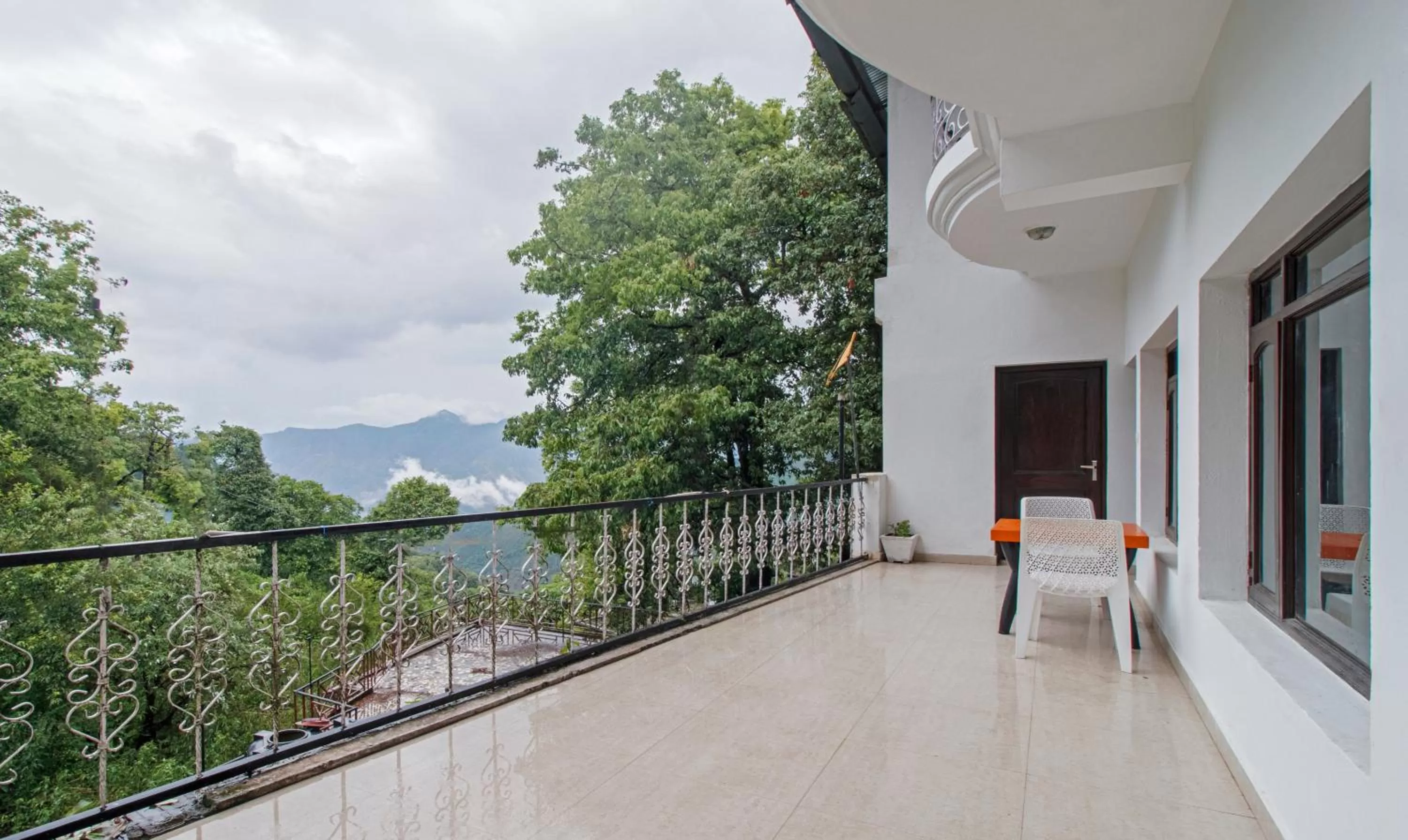 Balcony/Terrace in Itsy Hotels Peak View, 300 Mts From Mall Road
