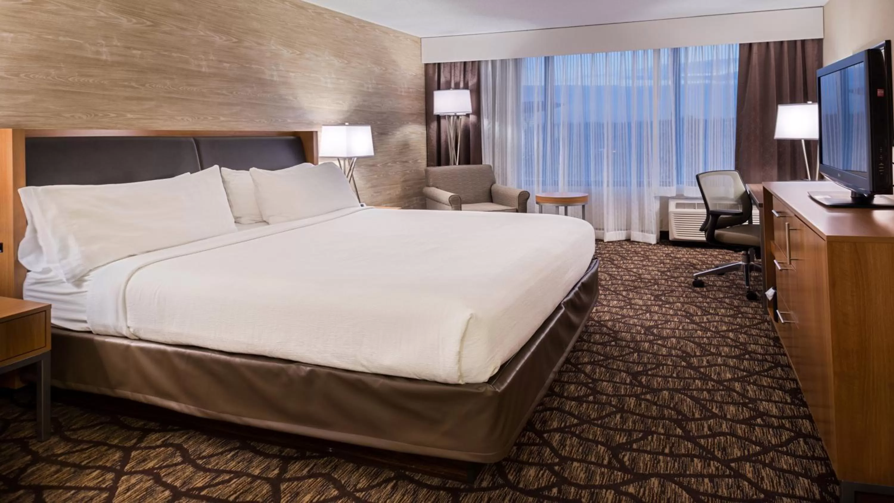 Photo of the whole room, Bed in Holiday Inn Hotel & Suites Warren by IHG