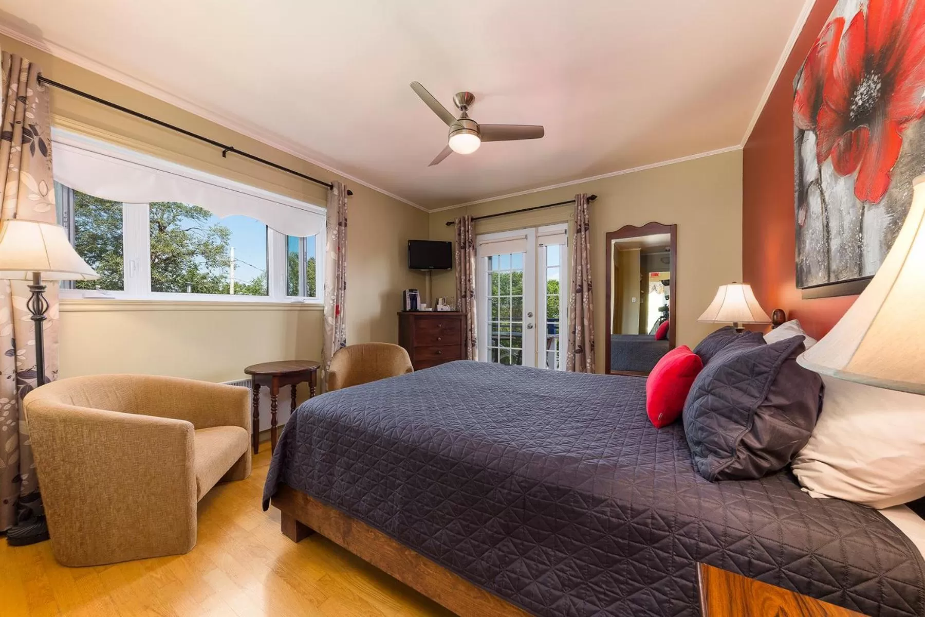 Photo of the whole room, Bed in Auberge Fleurs de Lune