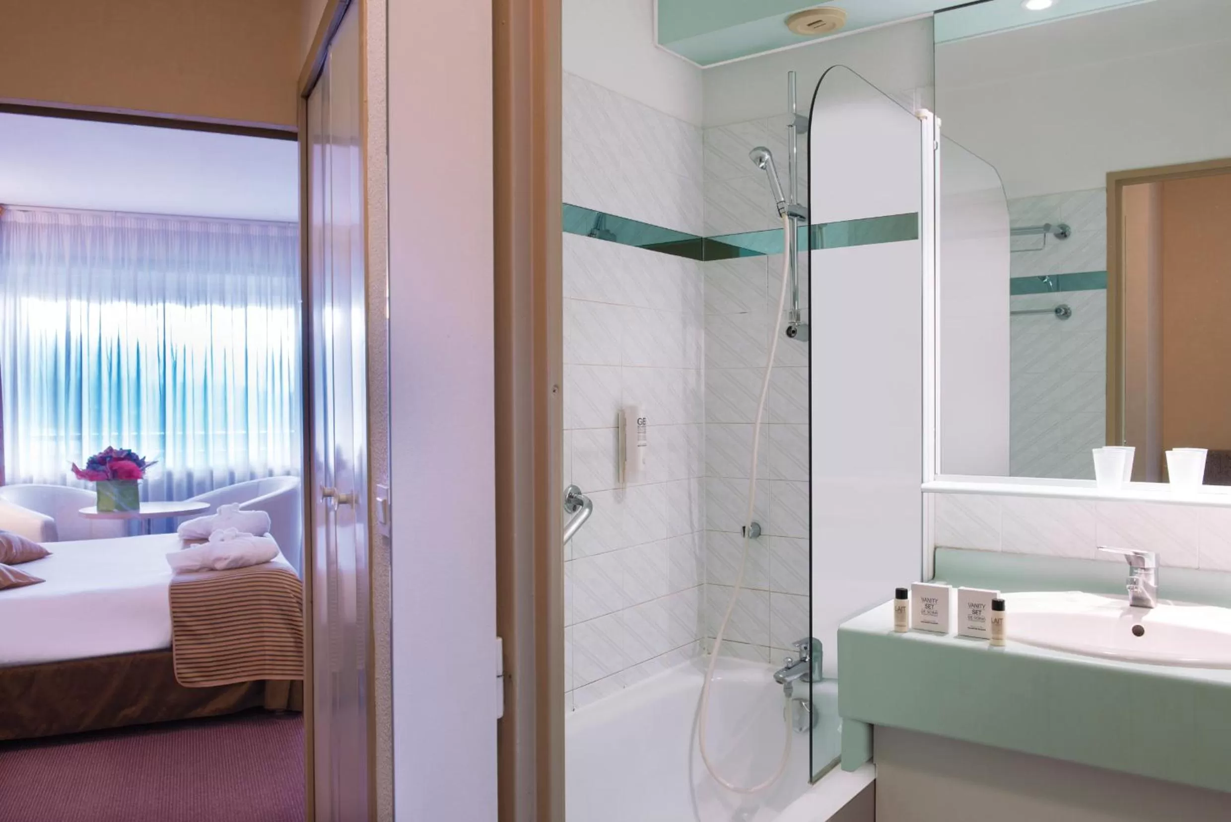 Bathroom, Bed in Hotel *** & Spa Vacances Bleues Villa Marlioz
