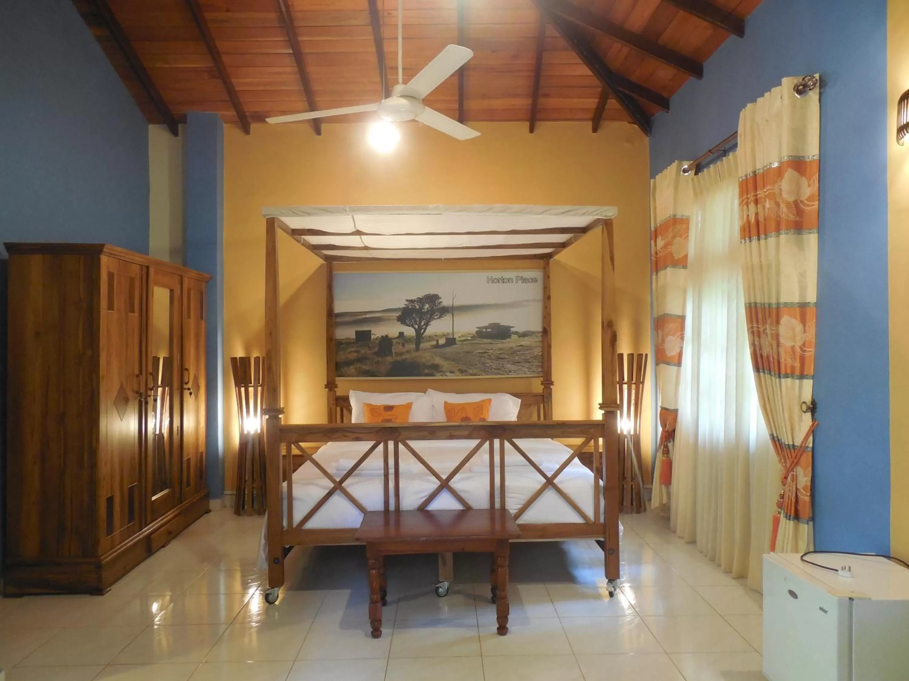 Photo of the whole room in Le leopard d 'argent