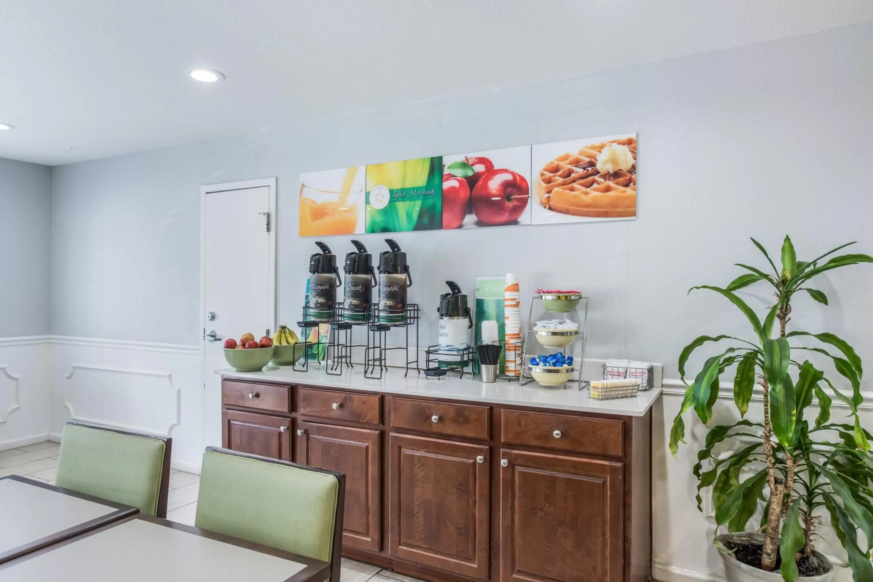 Breakfast in Quality Inn Gallatin-Nashville Metro