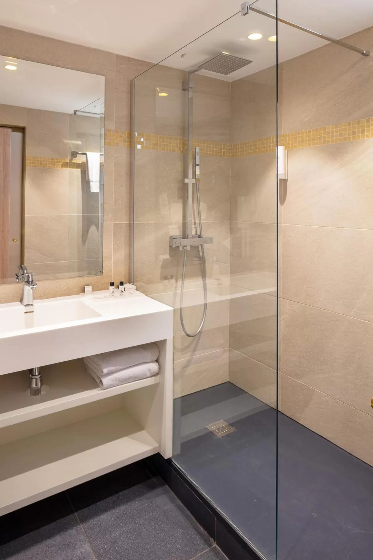 Bathroom in Hotel Beau Rivage