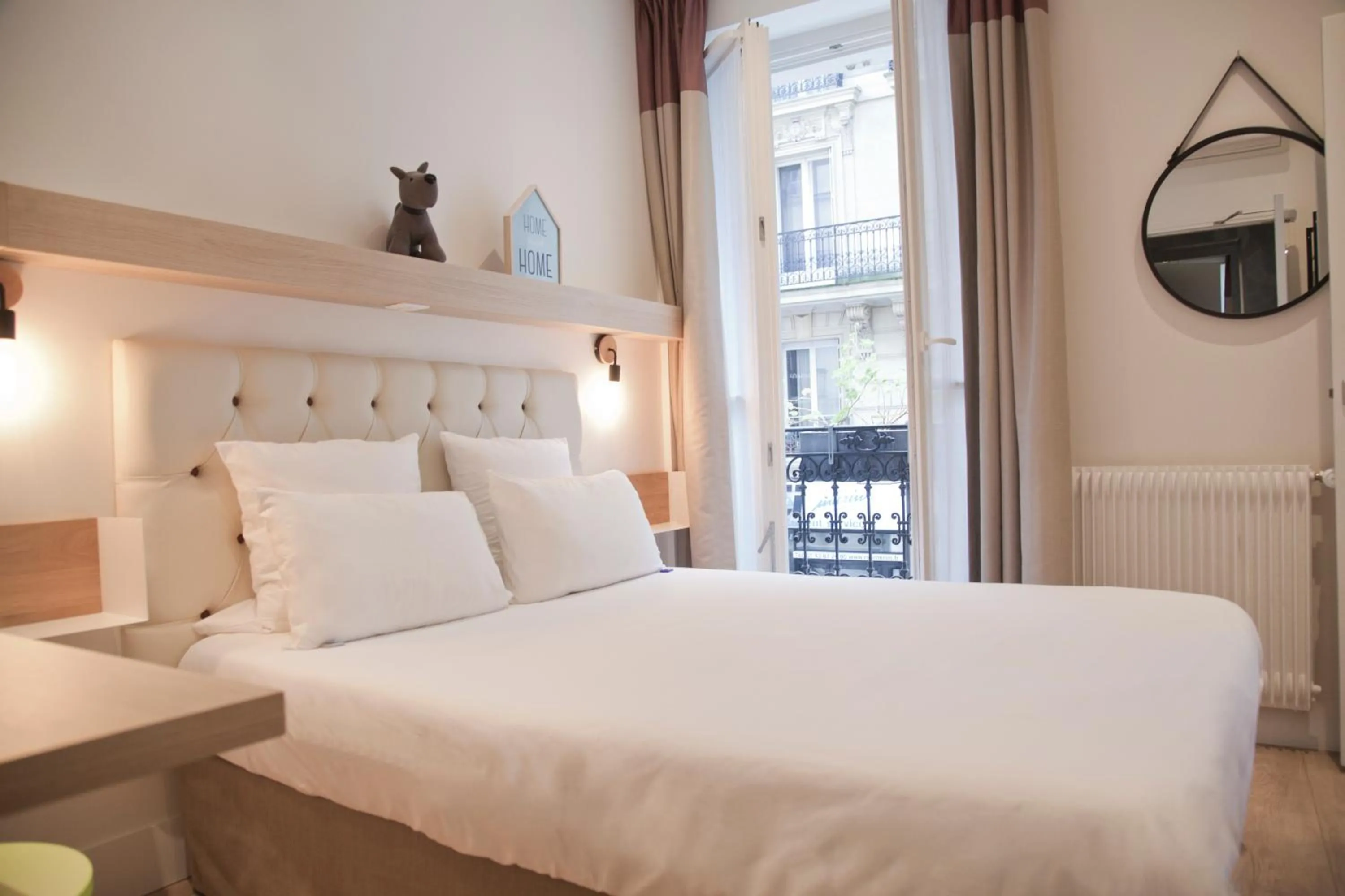 Photo of the whole room, Bed in Hôtel Alexandrine Opera