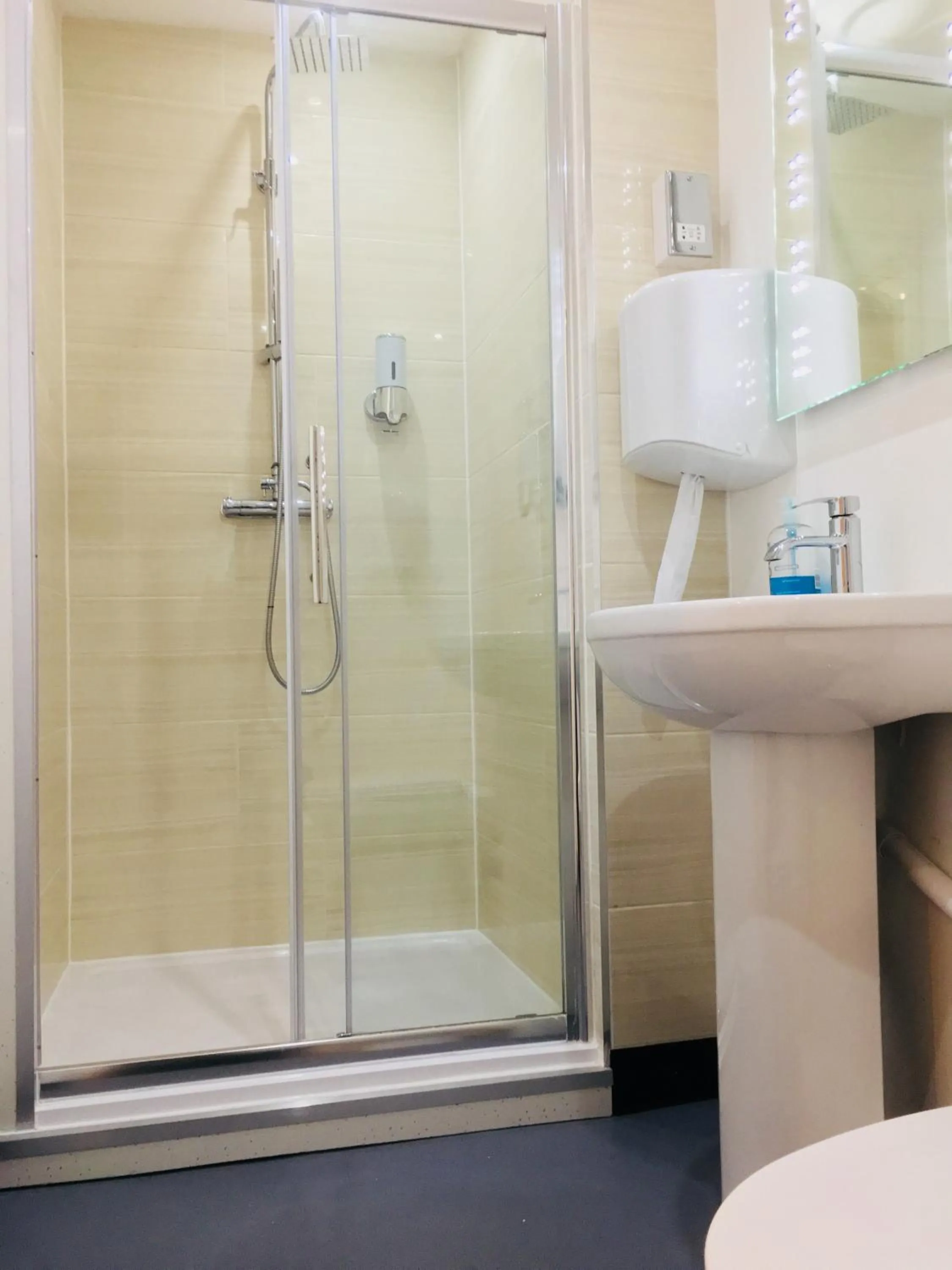 Bathroom in Hotel Express Newcastle Gateshead