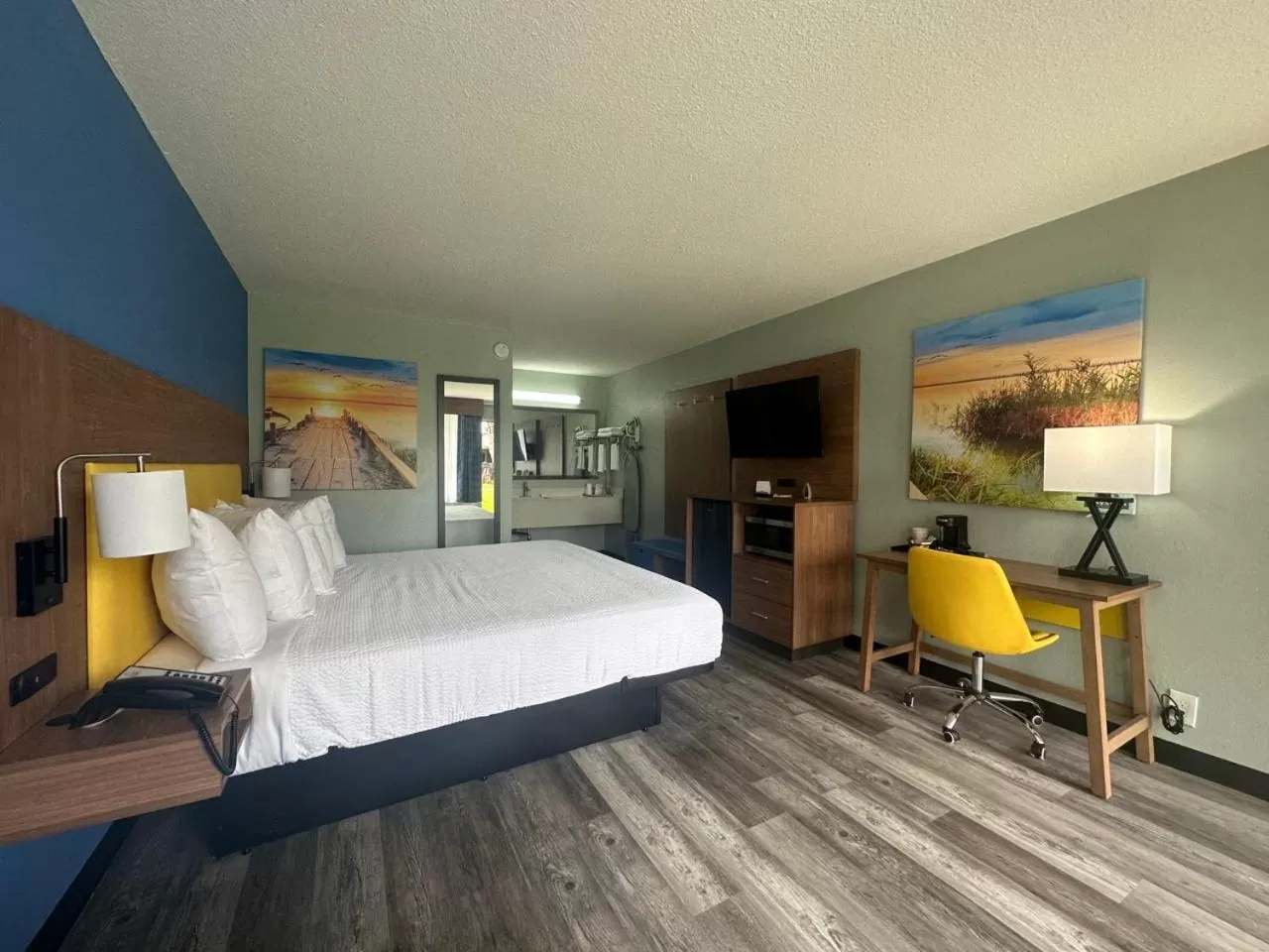 Bedroom, Bed in Days Inn & Suites by Wyndham Jennings