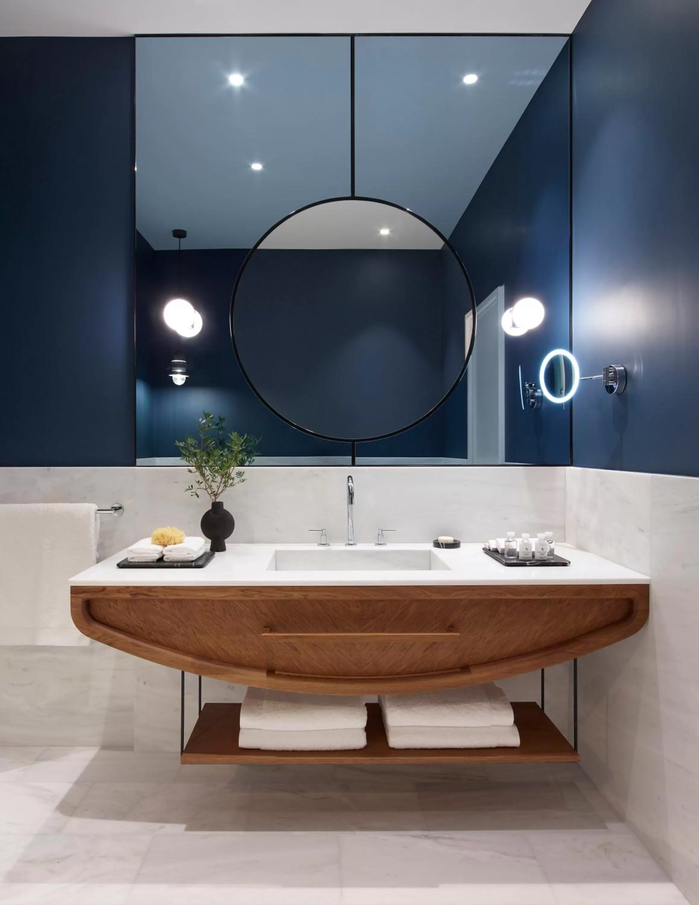 Bathroom in xenodocheio Milos