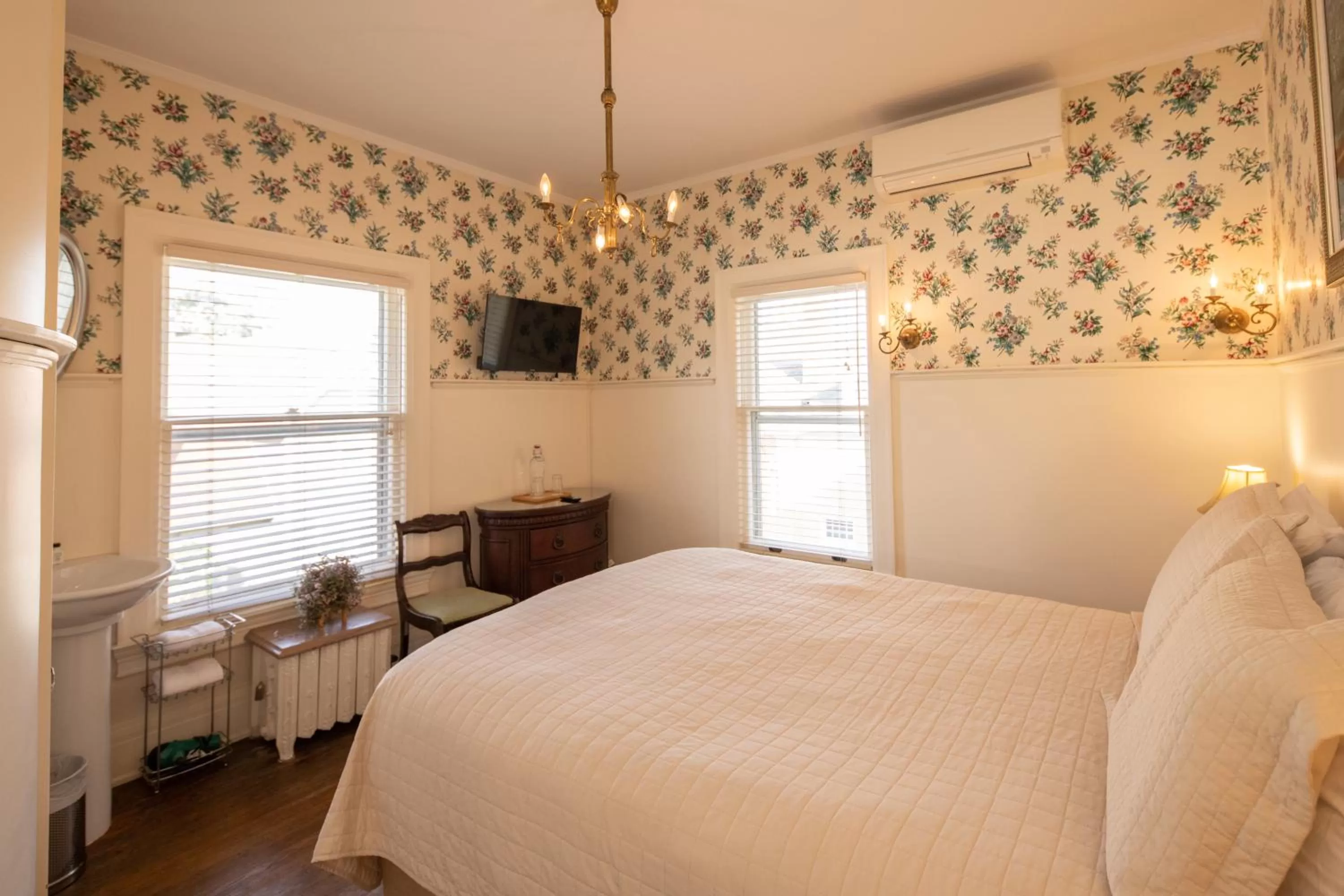 Bed in Cartier Mansion