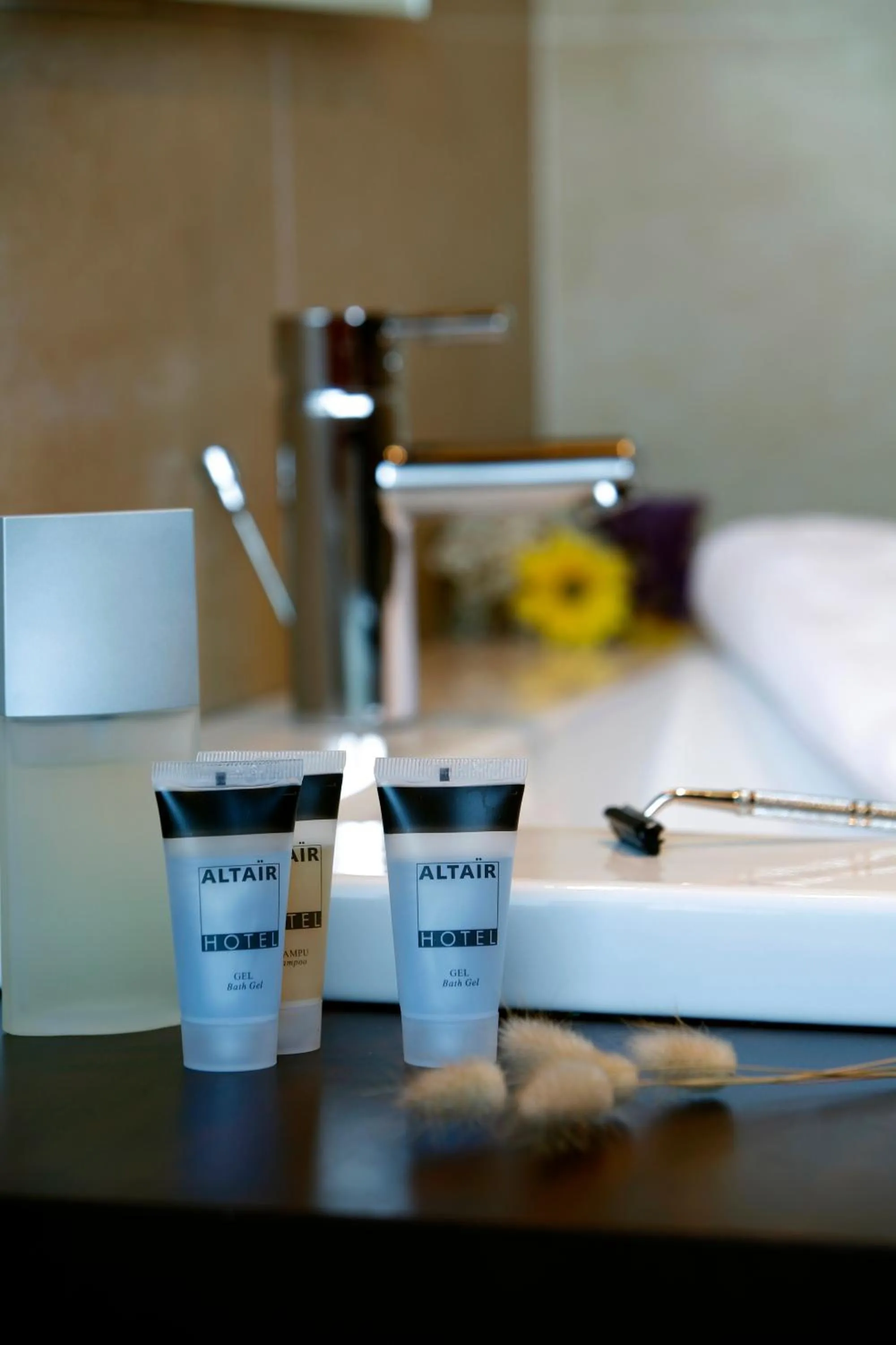 Bathroom, Bed in Hotel Altaïr