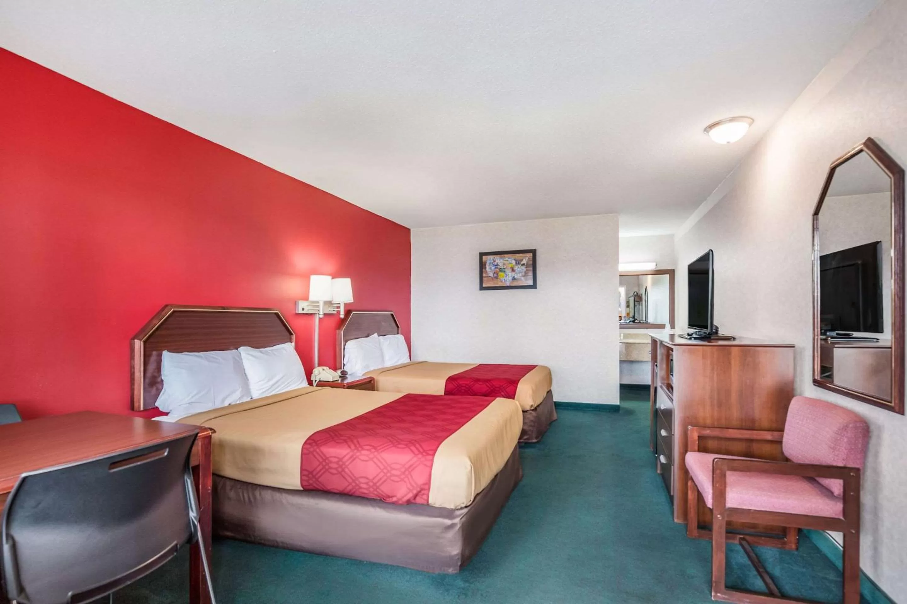 Photo of the whole room, Bed in Economy Inn