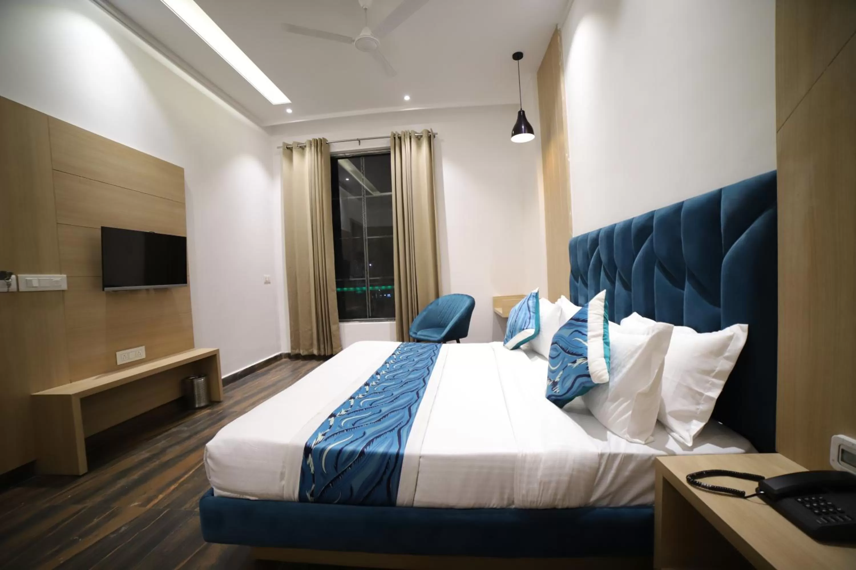 Photo of the whole room, Bed in Hotel Diamond View