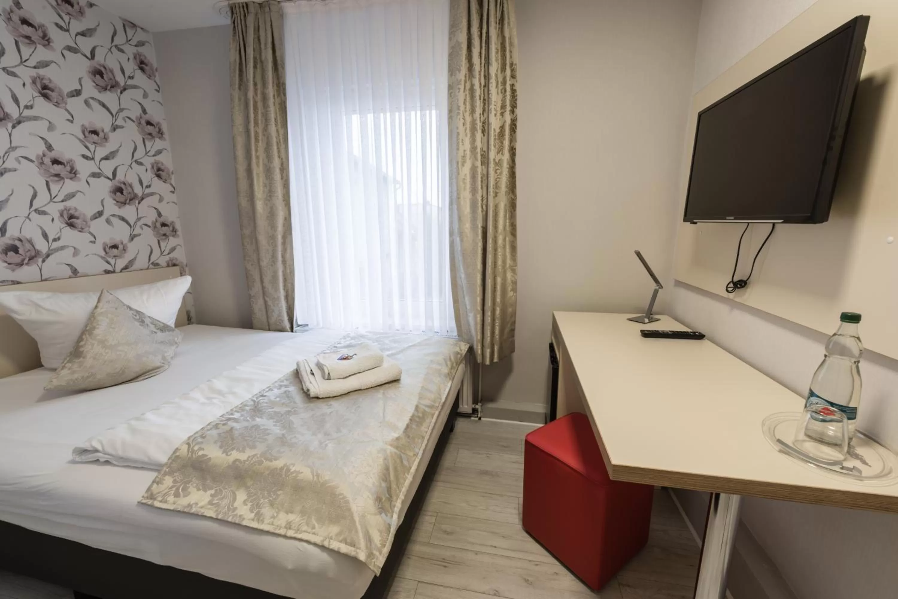 Photo of the whole room, Bed in Novel Hotel