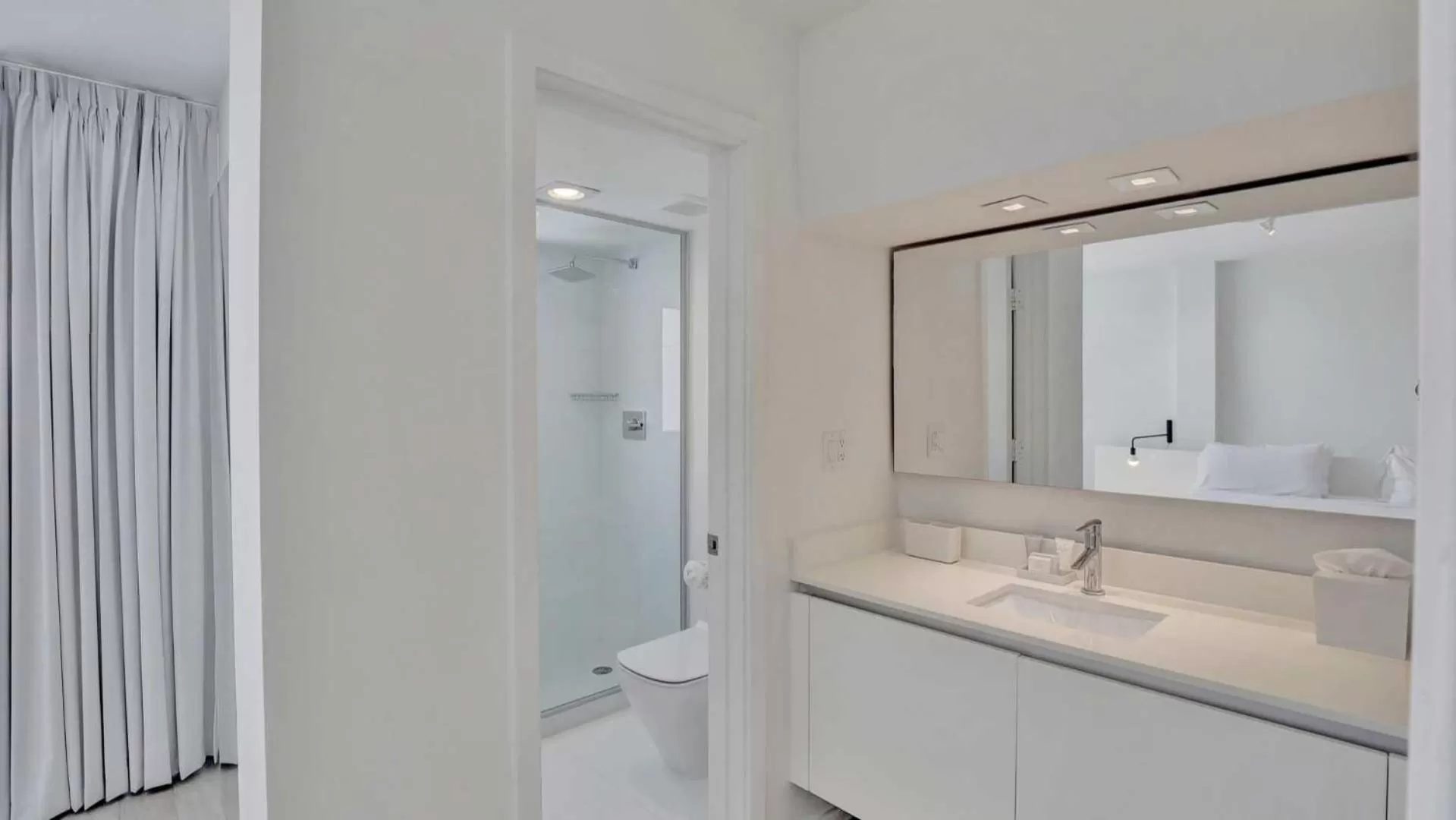 Bathroom in Beach Haus Key Biscayne Contemporary Apartments
