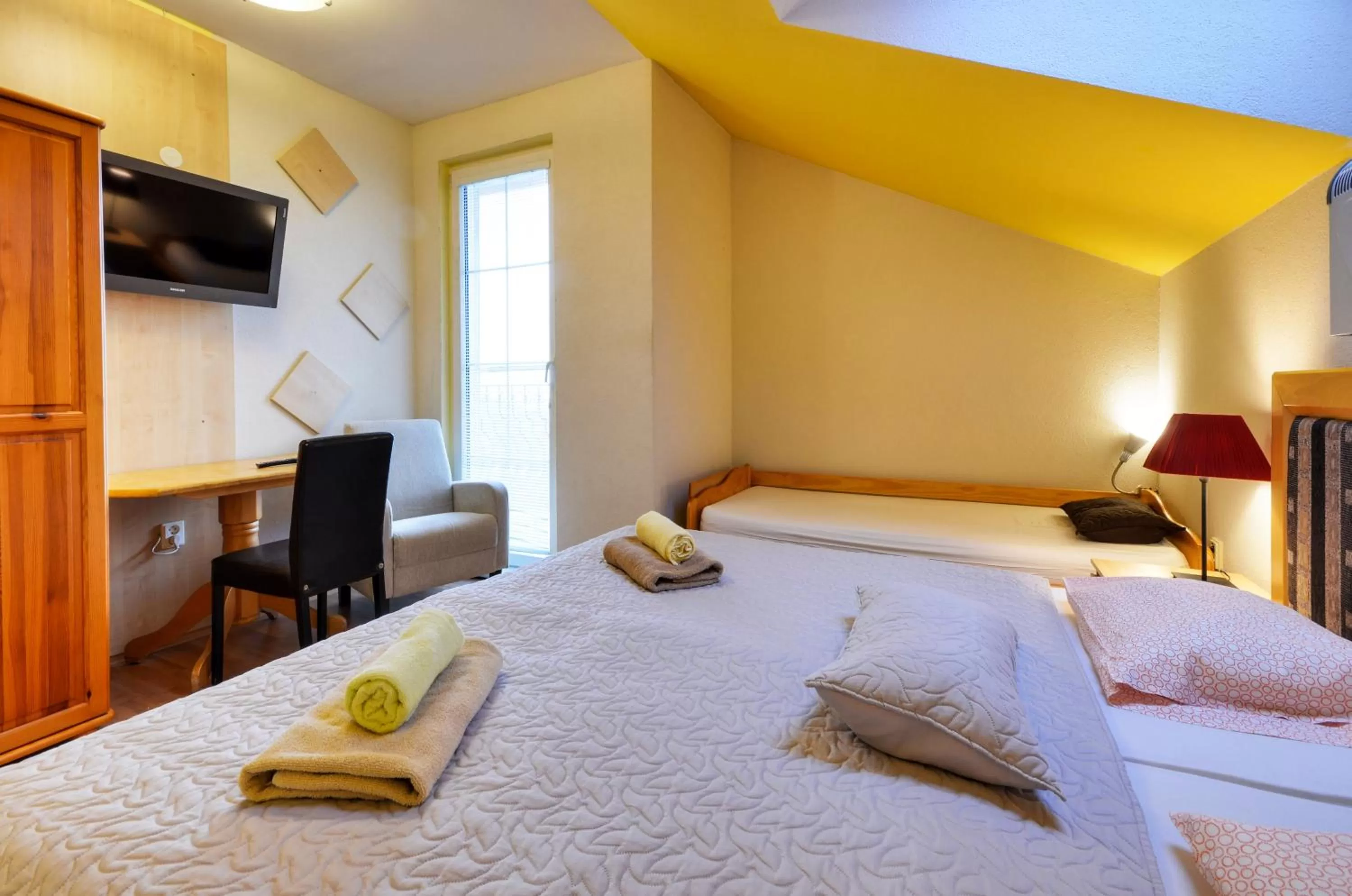 Bedroom, Bed in Spa & Pool Apartment Hotel - Restaurant VILLA IVICA