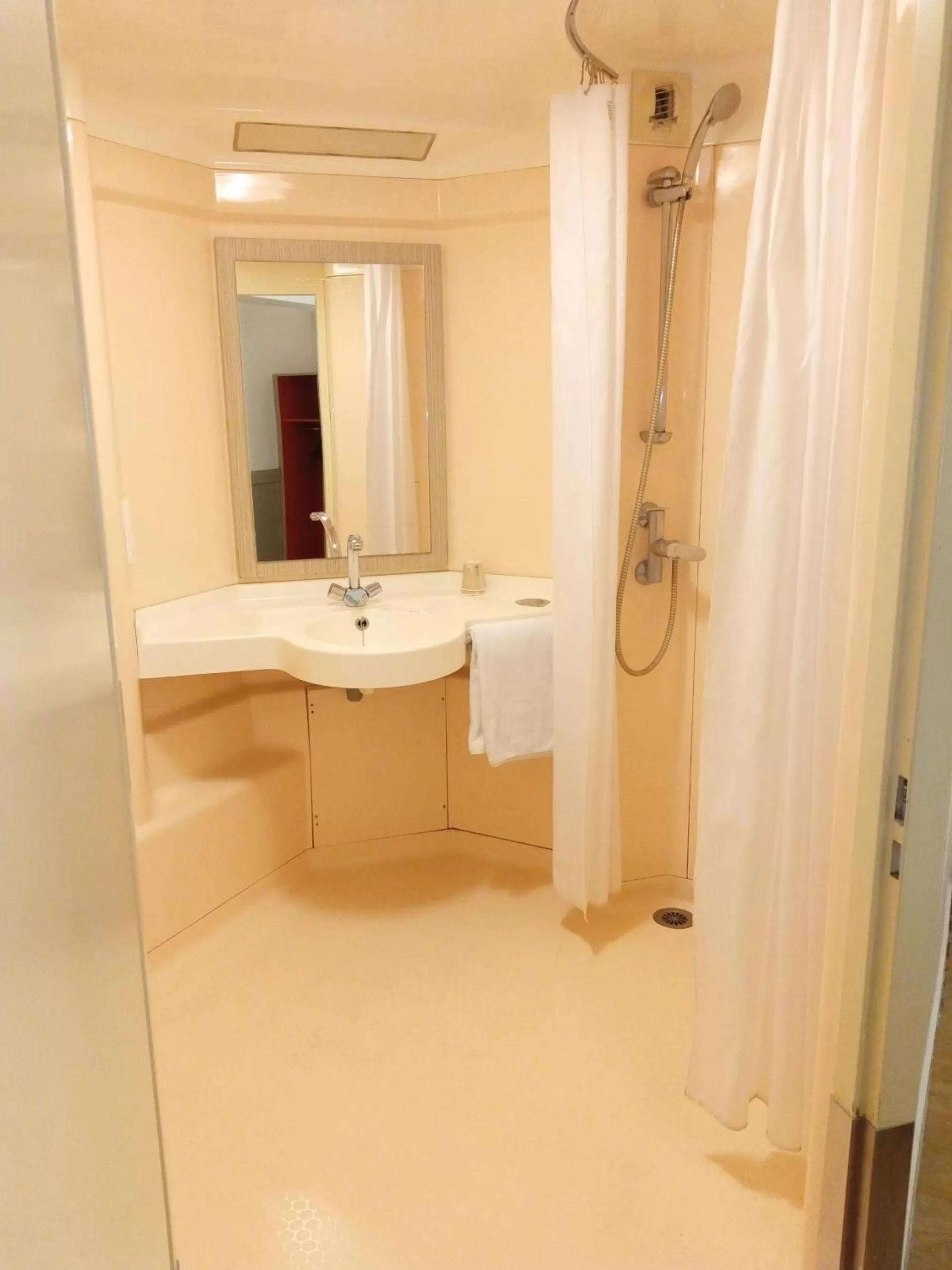 Shower in Premiere Classe Saint Brice Sous Foret