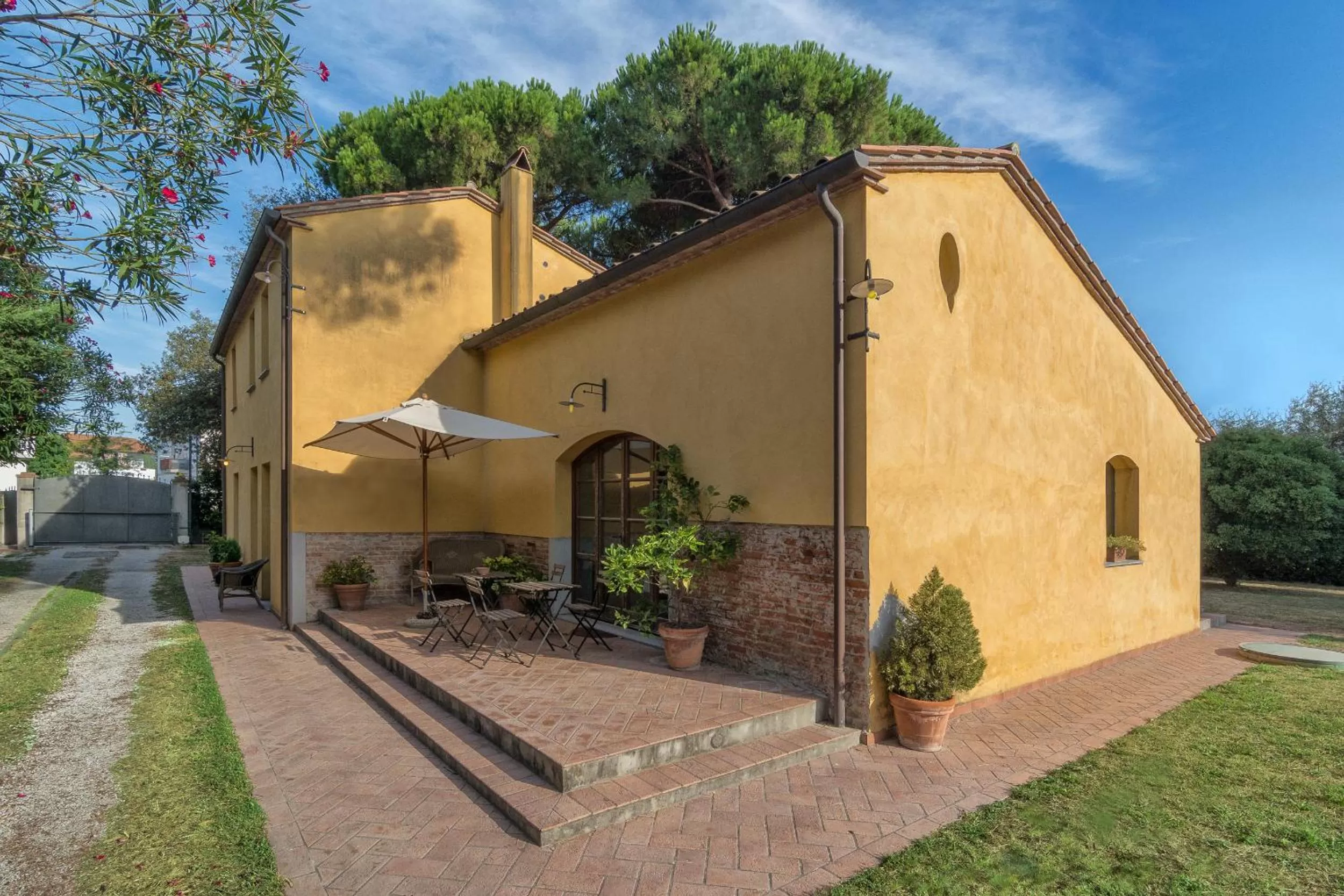 Facade/entrance in Pisa Holidays