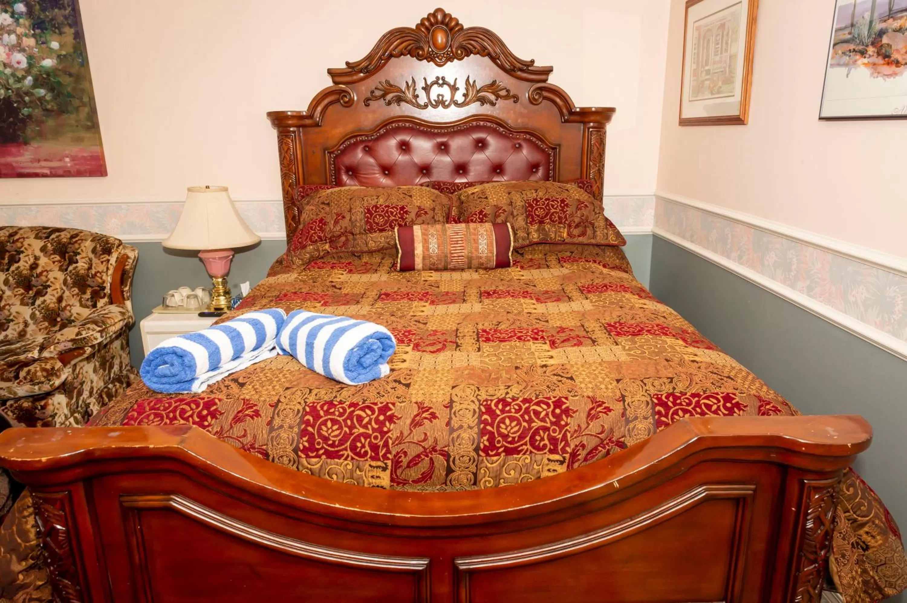 Bed in Anita's Bed & Breakfast Master Bedroom with 2 Queen Beds - 4 People