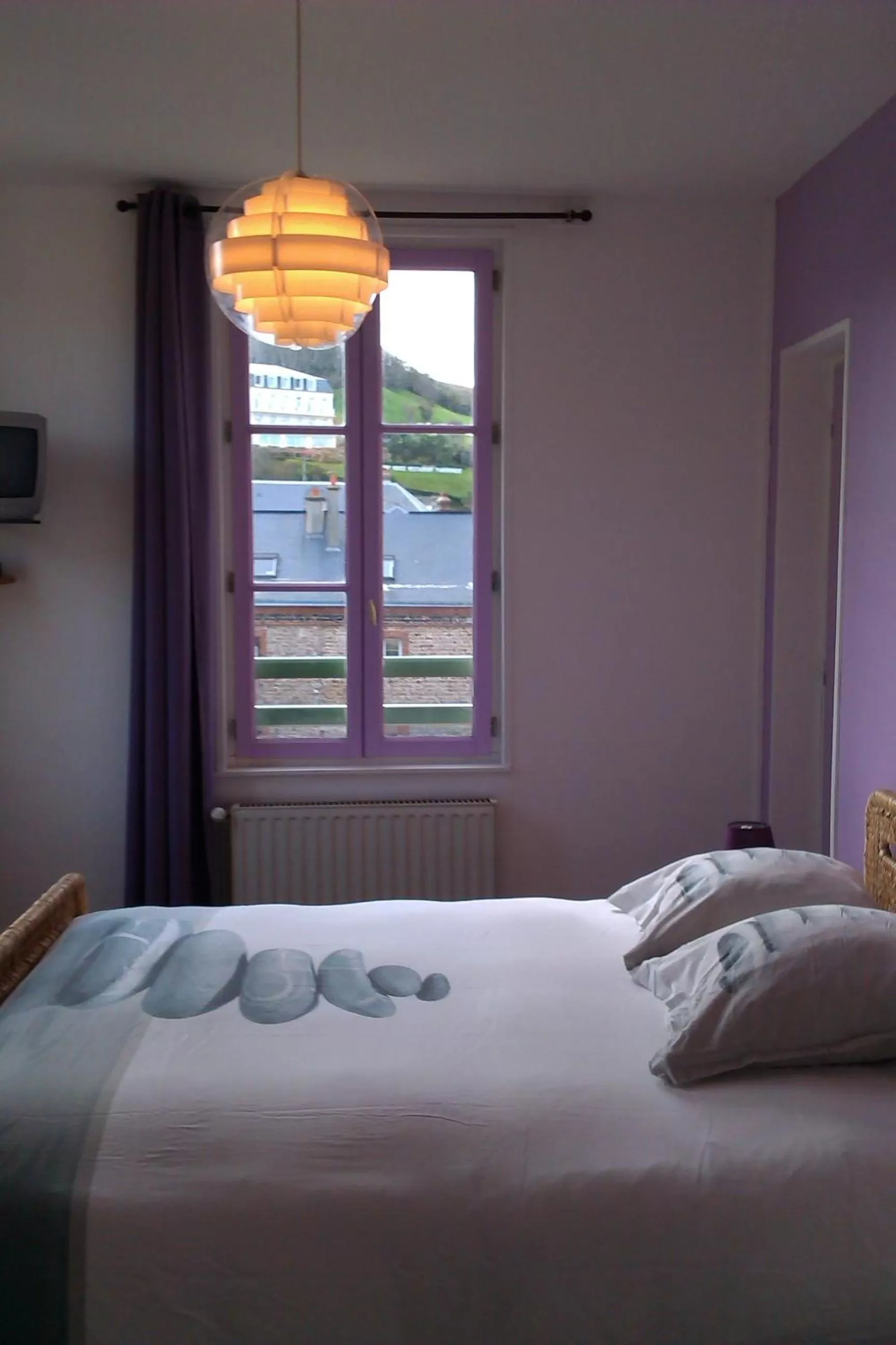 Photo of the whole room, Bed in Les Galets Bleus