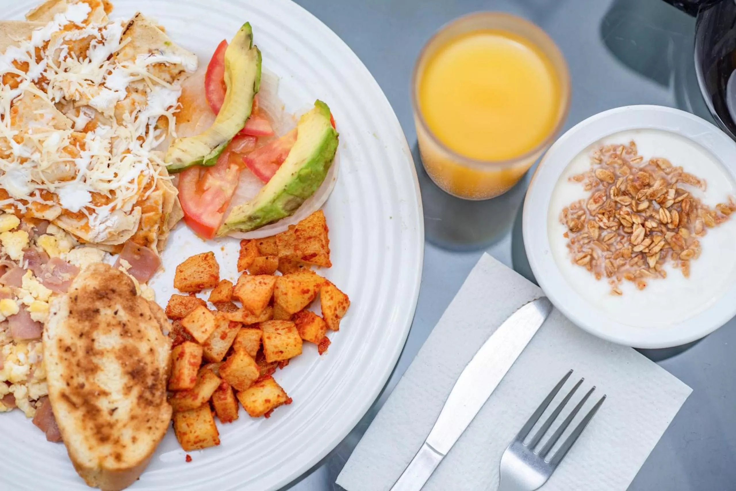 American breakfast in Hotel Ave Inn