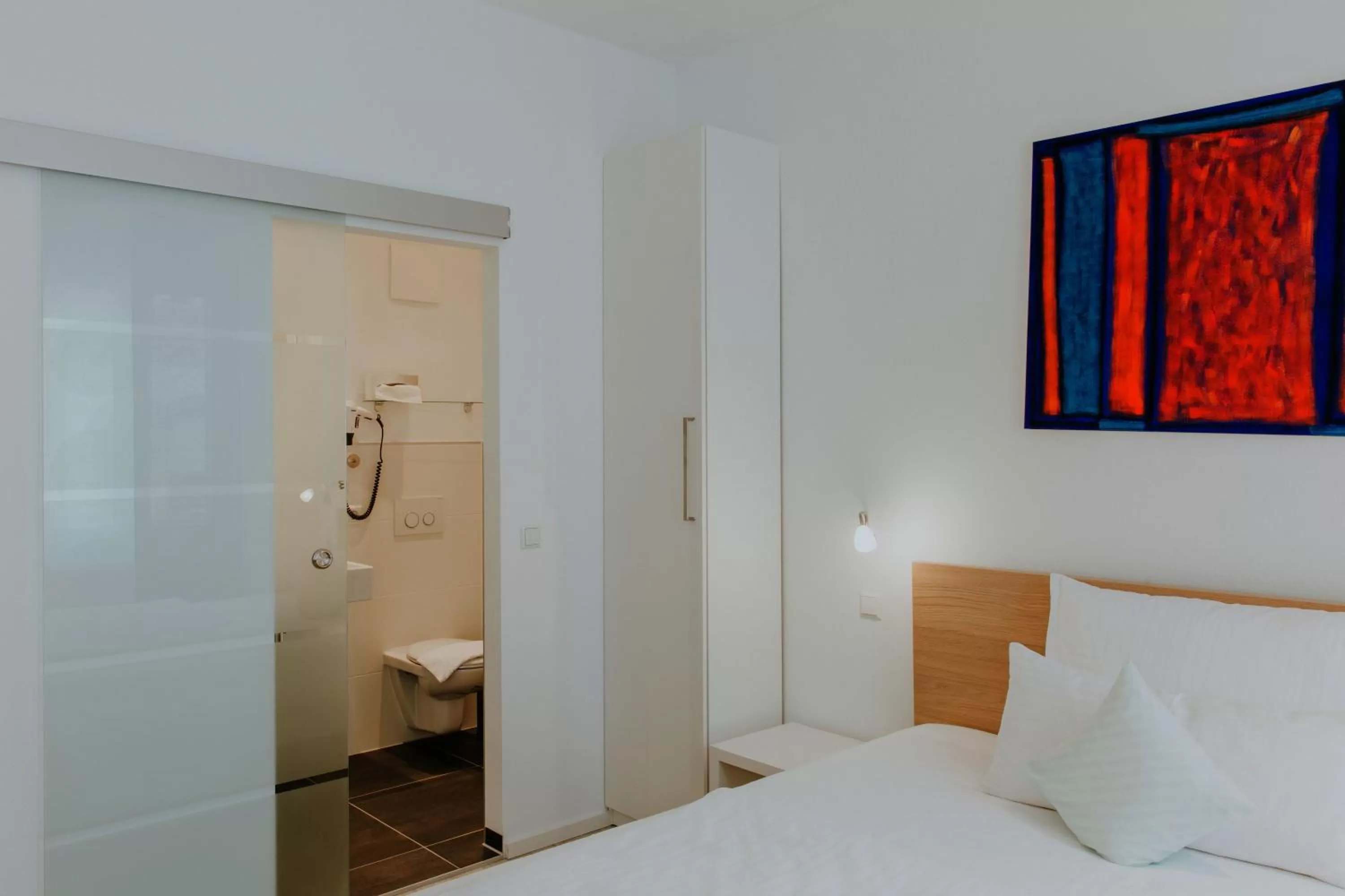 Photo of the whole room, Bed in Hotel Barbarossa Karlsruhe Stadtmitte